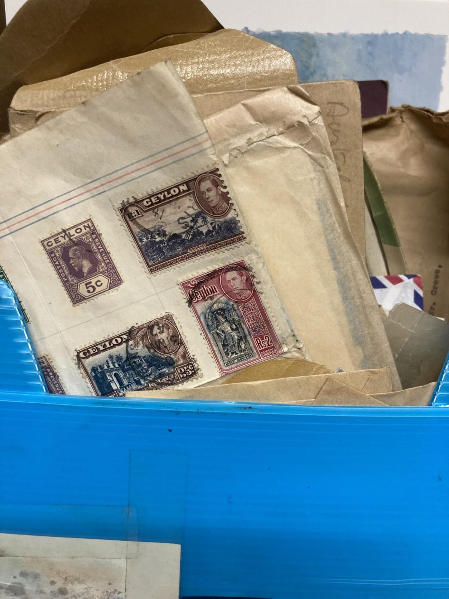 A QUANTITY OF BRITISH AND FOREIGN STAMPS TO INCLUDE FRANKED PENNY REDS - Image 2 of 6