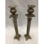 A PAIR OF SILVER PLATED CANDLESTICKS WITH COLUMN DECORATION HEIGHT 45.5CM