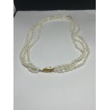 A PEARL NECKLACE WITH A SILVER CLASP