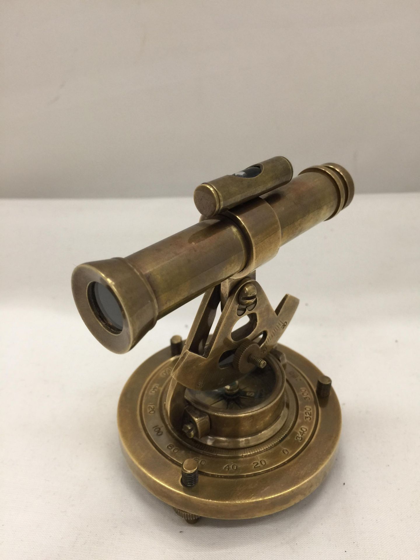 A BRASS TELESCOPE AND COMPASS HEIGHT 10CM - Image 4 of 6