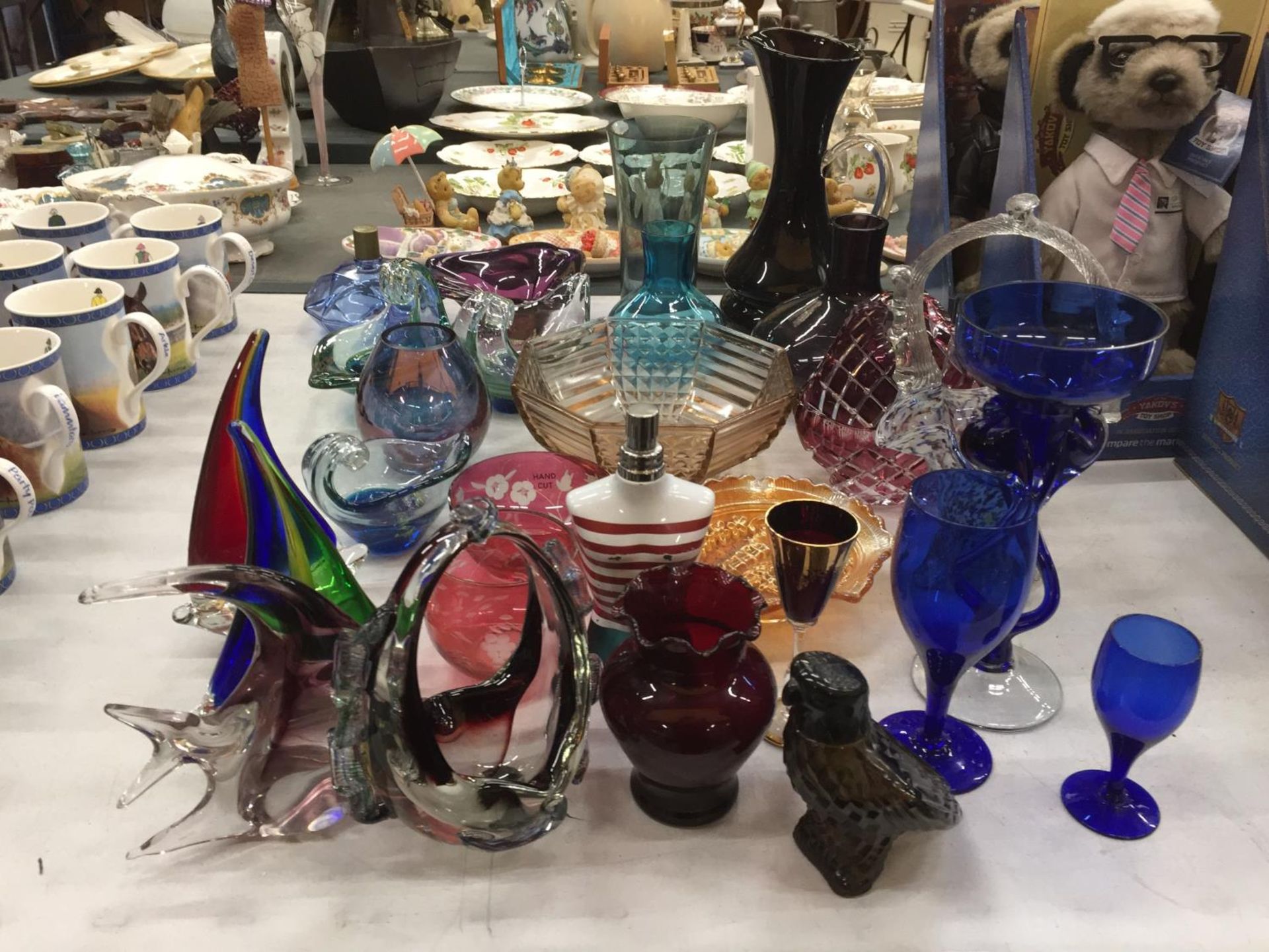 A LARGE QUANTITY OF COLOURED GLASSWARE TO INCLUDE MURANO AND MDINA STYLE, VASES, JUGS, BOWLS, - Image 18 of 21