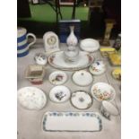 A COLLECTION OF CHINA ITEMS TO INCLUDE AYNSLEY 'COTTAGE GARDEN', WEDGWOOD PIN TRAYS, TRINKET DISH,