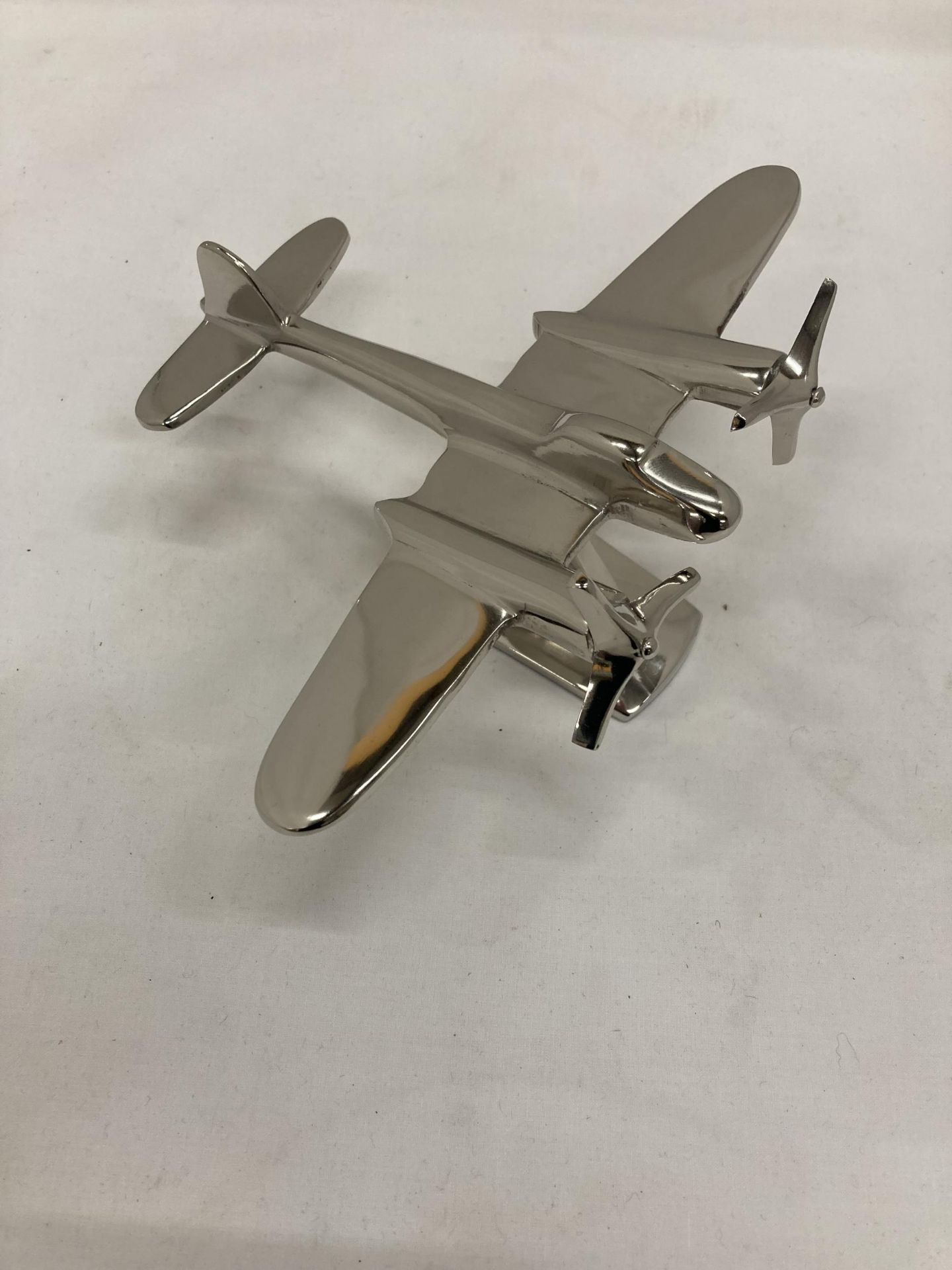 A CHROME MODEL OF A WW11 BOMBER ON STAND HEIGHT 10 CM, LENGTH 17 CM - Image 2 of 5