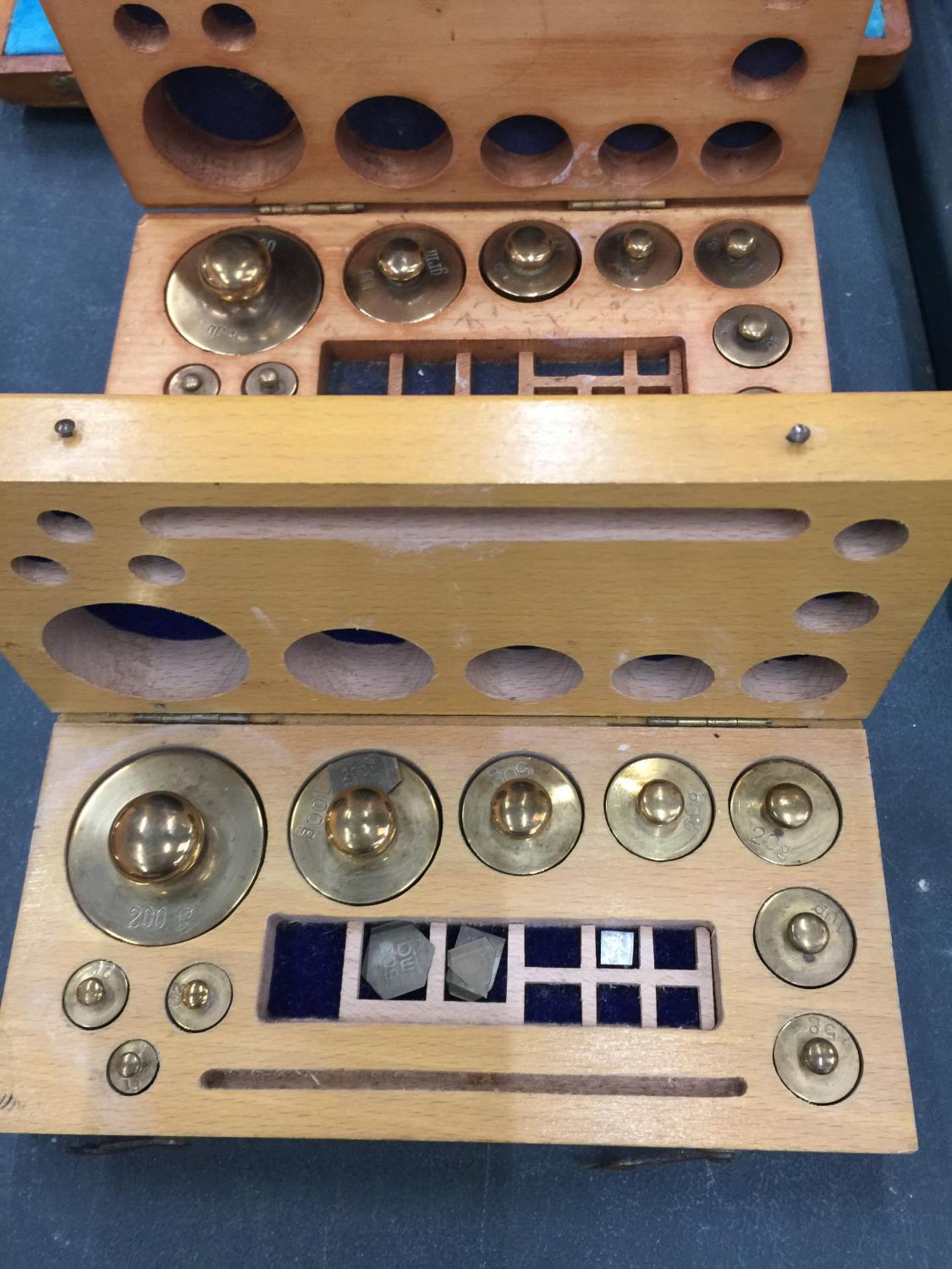 A SET OF BRASS TRAVELLING SCALES AND TWO SETS OF BRASS WEIGHTS ALL IN WOODEN BOXES - Image 2 of 4