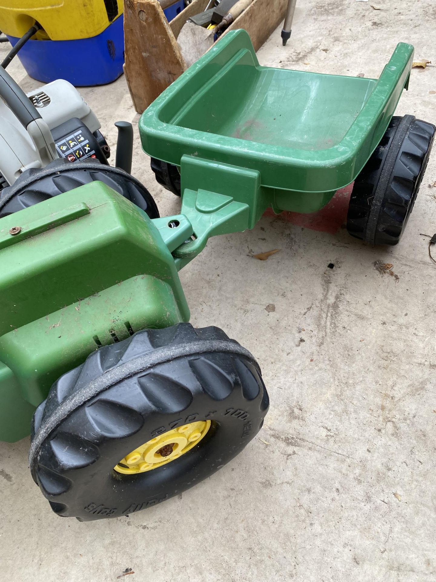 A PLASTIC JOHN DEERE PEDAL TRACTOR WITH TRAILER - Image 3 of 6