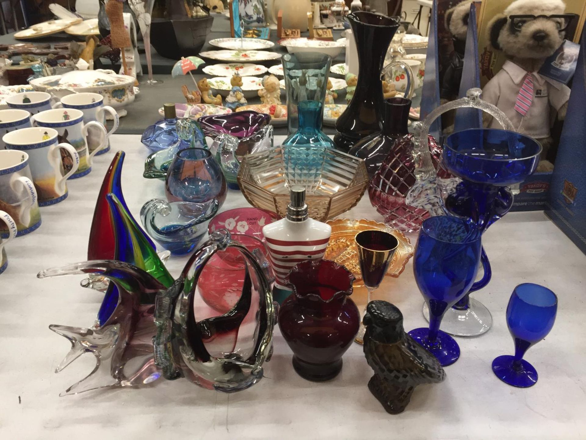 A LARGE QUANTITY OF COLOURED GLASSWARE TO INCLUDE MURANO AND MDINA STYLE, VASES, JUGS, BOWLS, - Image 16 of 21