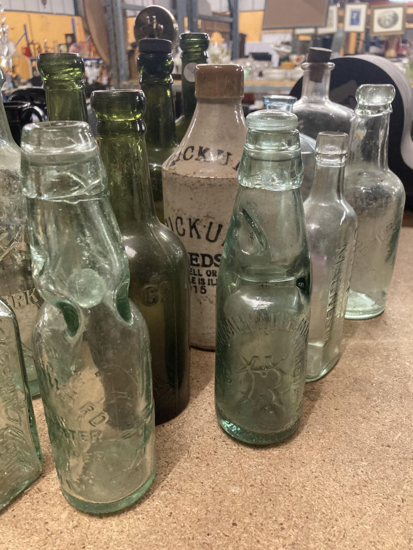 A COLLECTION OF VINTAGE BOTTLES TO INCLUDE GREEN AND CLEAR MOST WITH MANUFACTURERS NAMES - Image 2 of 4