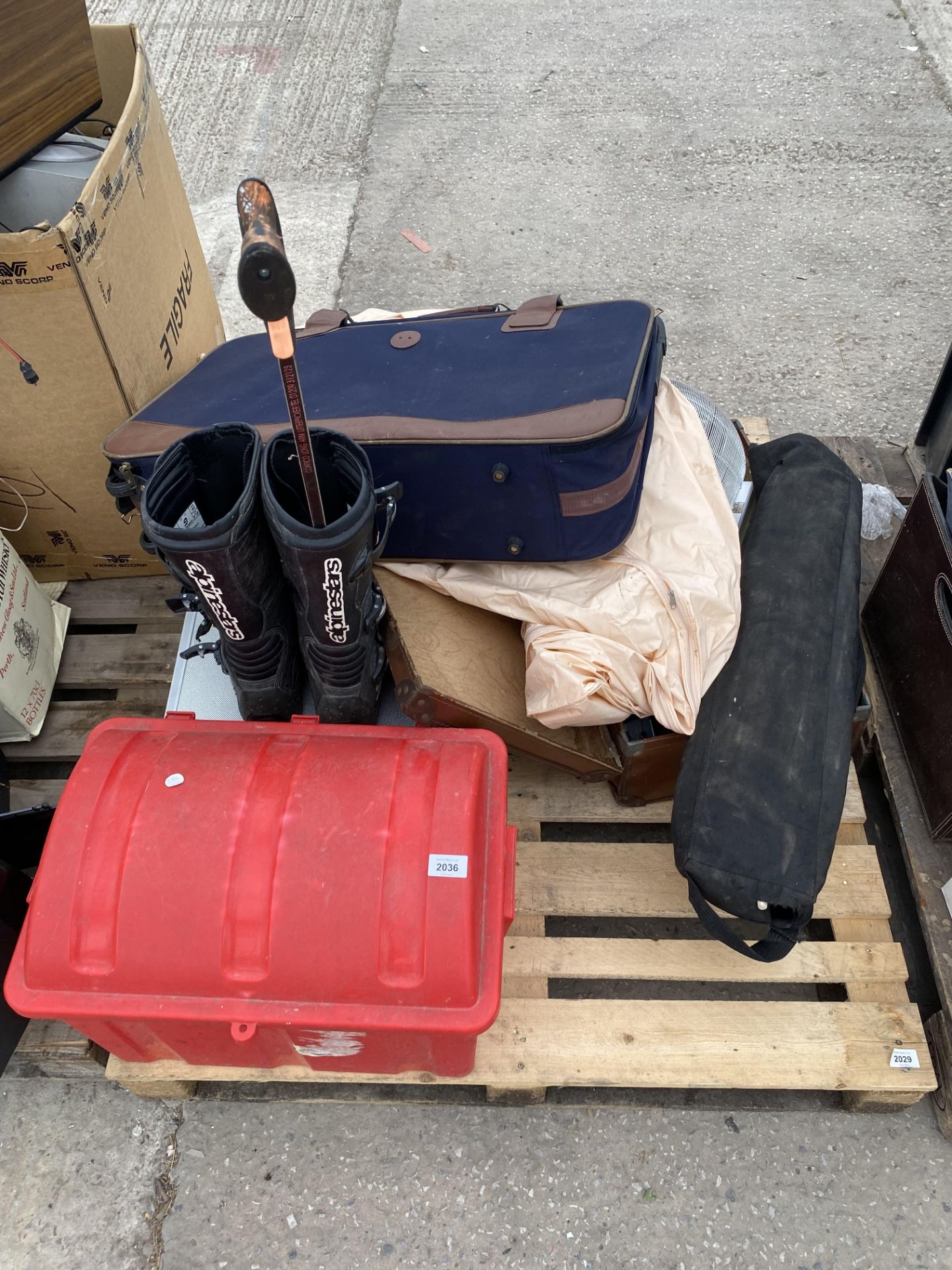 AN ASSORTMENT OF HOUSEHOLD CLEARANCE ITEMS TO INCLUDE BOOTS AND CASES