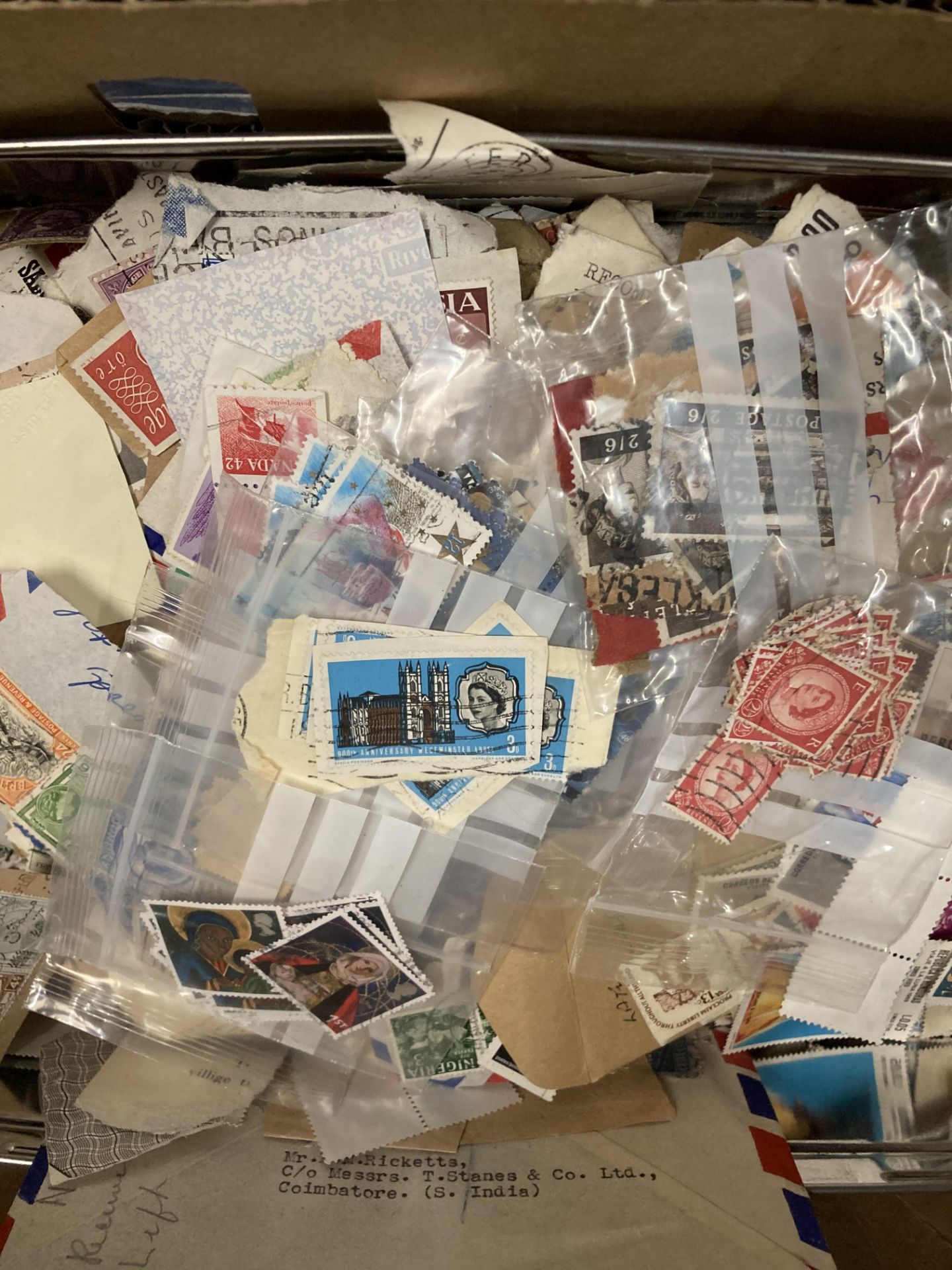 A BOX OF MIXED STAMPS TO INCLUDE VINTAGE BRITISH, FOREIGN AND FIRST DAY COVERS - Image 2 of 4