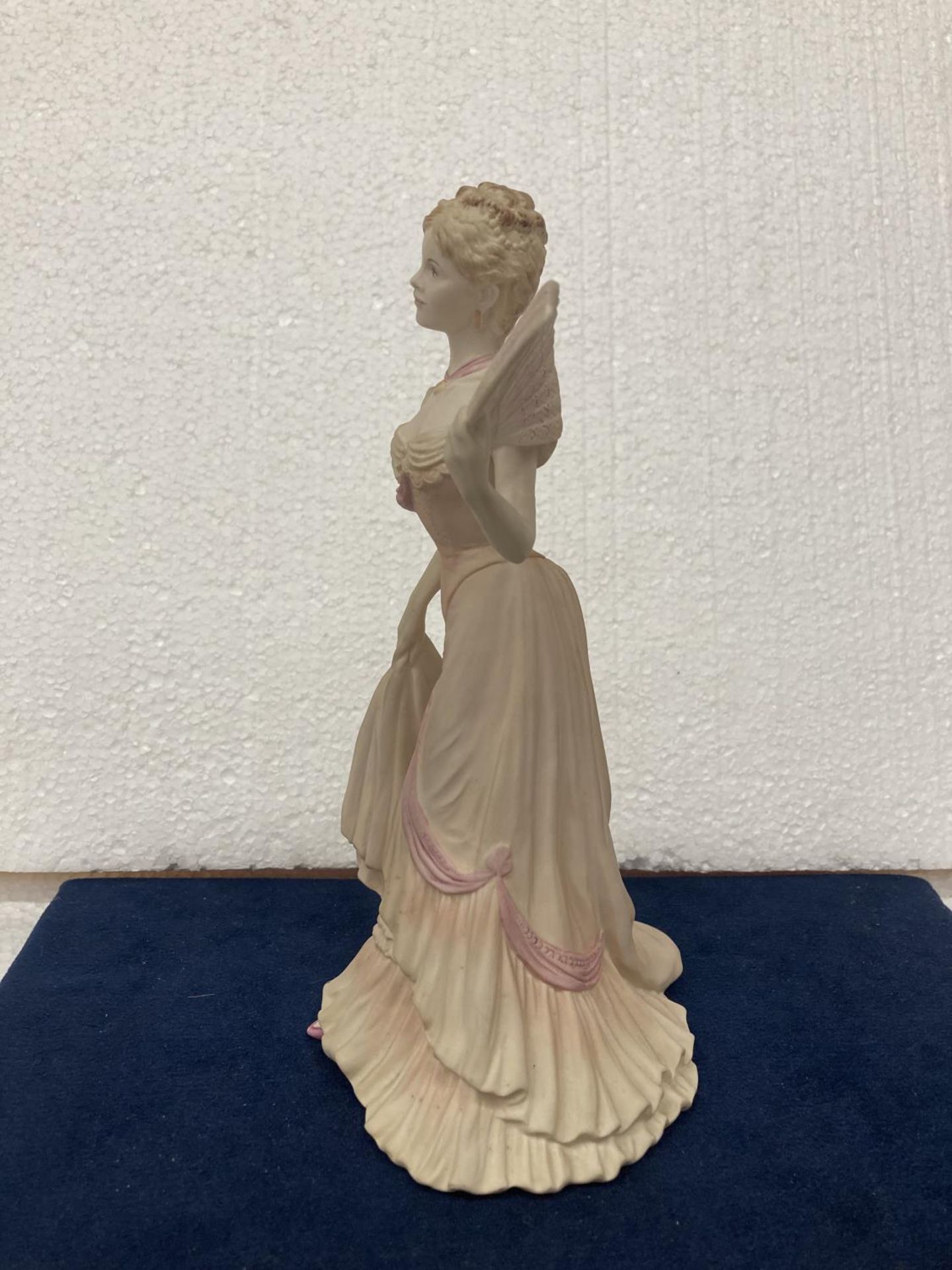 A COALPORT PORCELAIN FIGURINE FROM THE AGE OF ELEGANCE COLLECTION "EVENING AT THE OPERA" HAND - Image 7 of 8