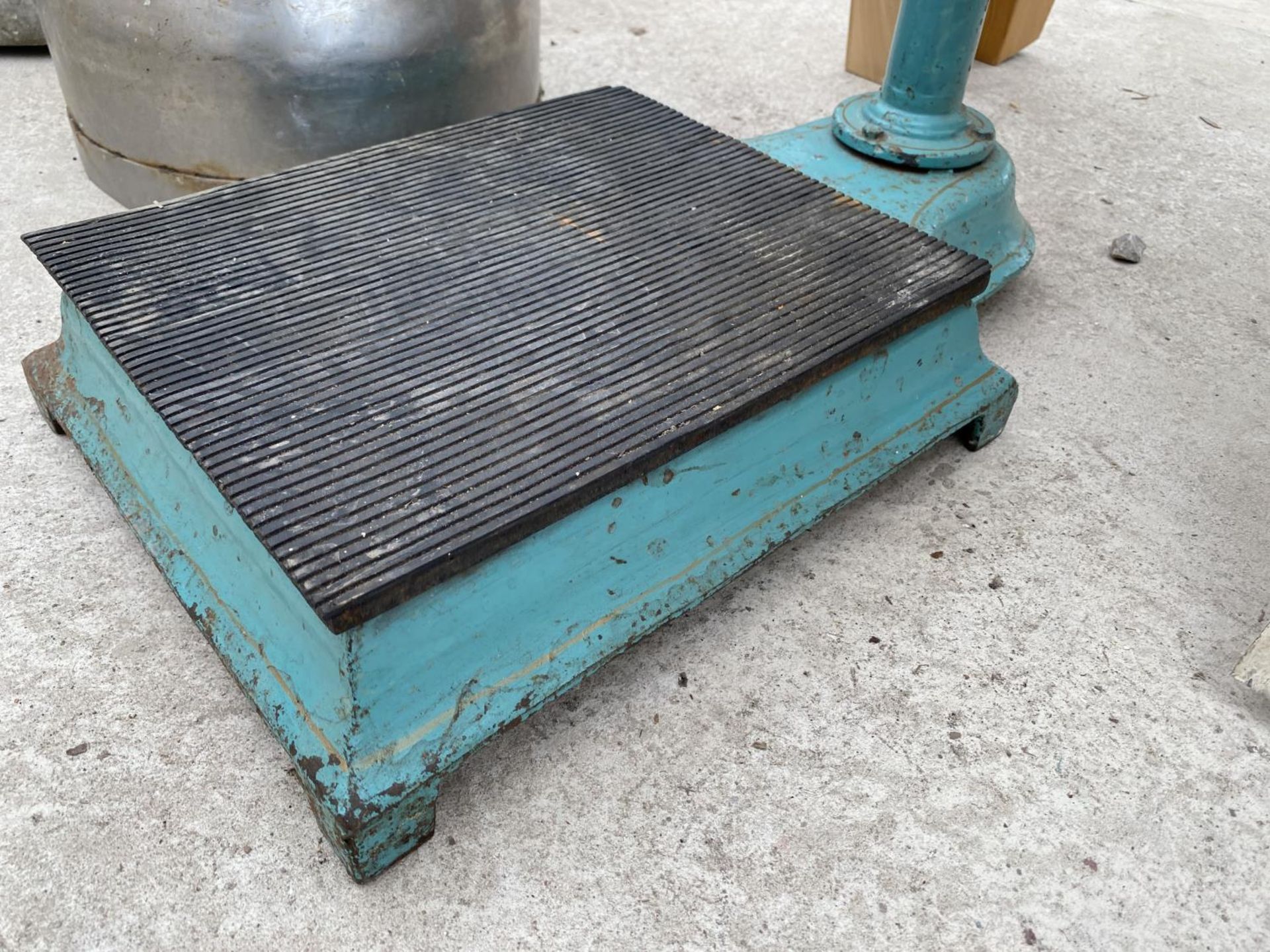 A VINTAGE SET OF H FERADAY & SONS LONDON PLATFORM SCALES - Image 3 of 3