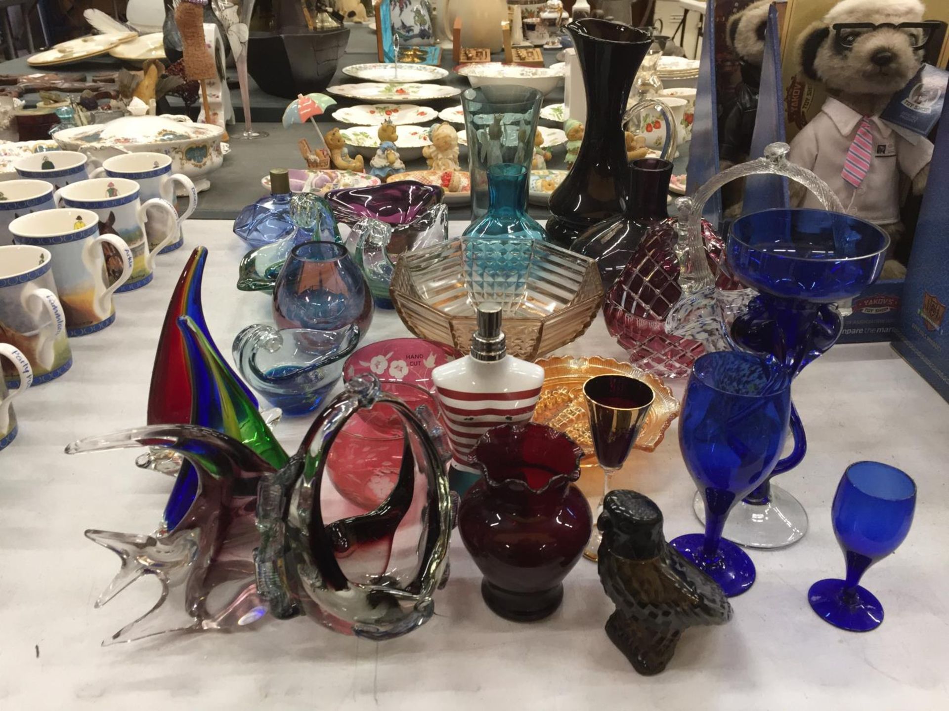 A LARGE QUANTITY OF COLOURED GLASSWARE TO INCLUDE MURANO AND MDINA STYLE, VASES, JUGS, BOWLS, - Image 11 of 21