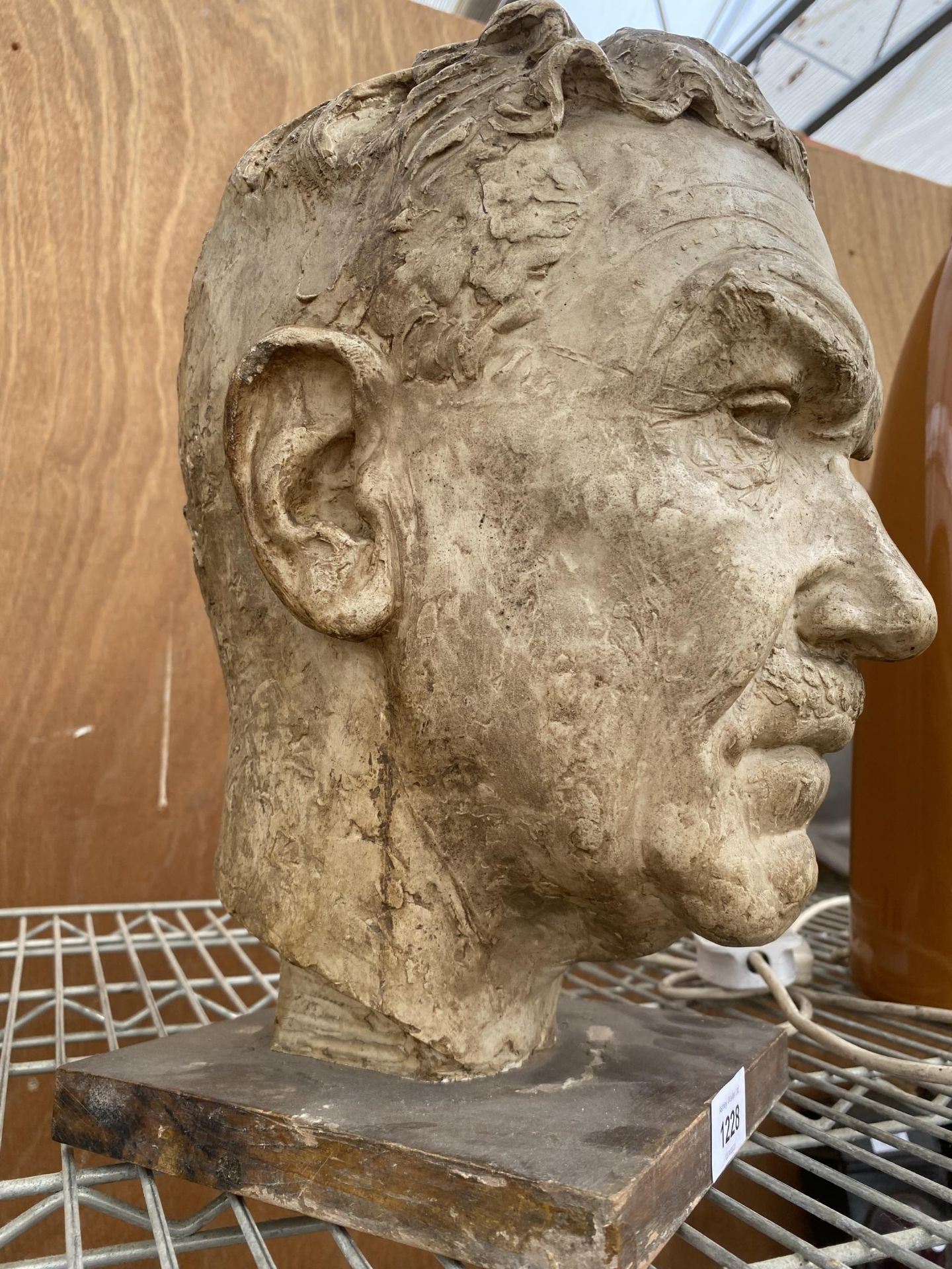 A VINTAGE RESIN BUST OF A MAN - Image 3 of 4