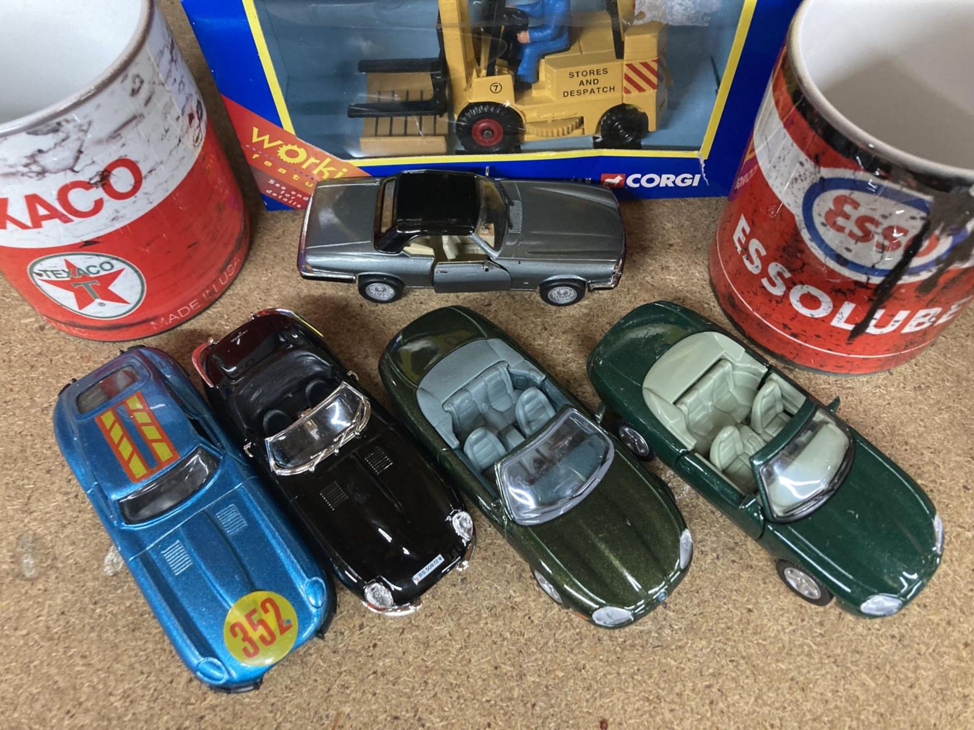 TWO BOXED CORGI MODELS - A FORKLIFT TRUCK AND A BUS, A TEXACO AND ESSO MUG PLUS FIVE DIECAST CARS - Image 9 of 10