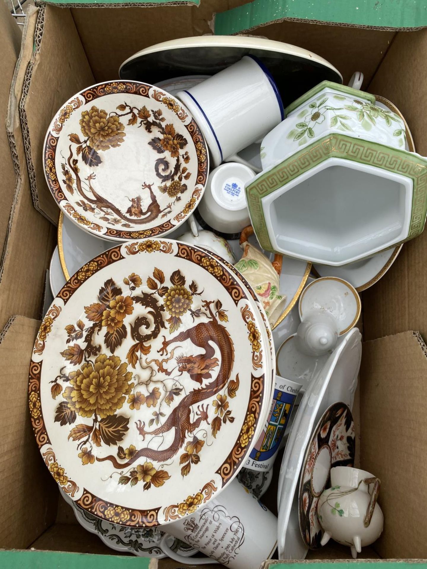 AN ASSORTMENT OF HOUSEHOLD CLEARANCE ITEMS TO INCLUDE CERAMICS AND GLASS WARE - Image 3 of 3