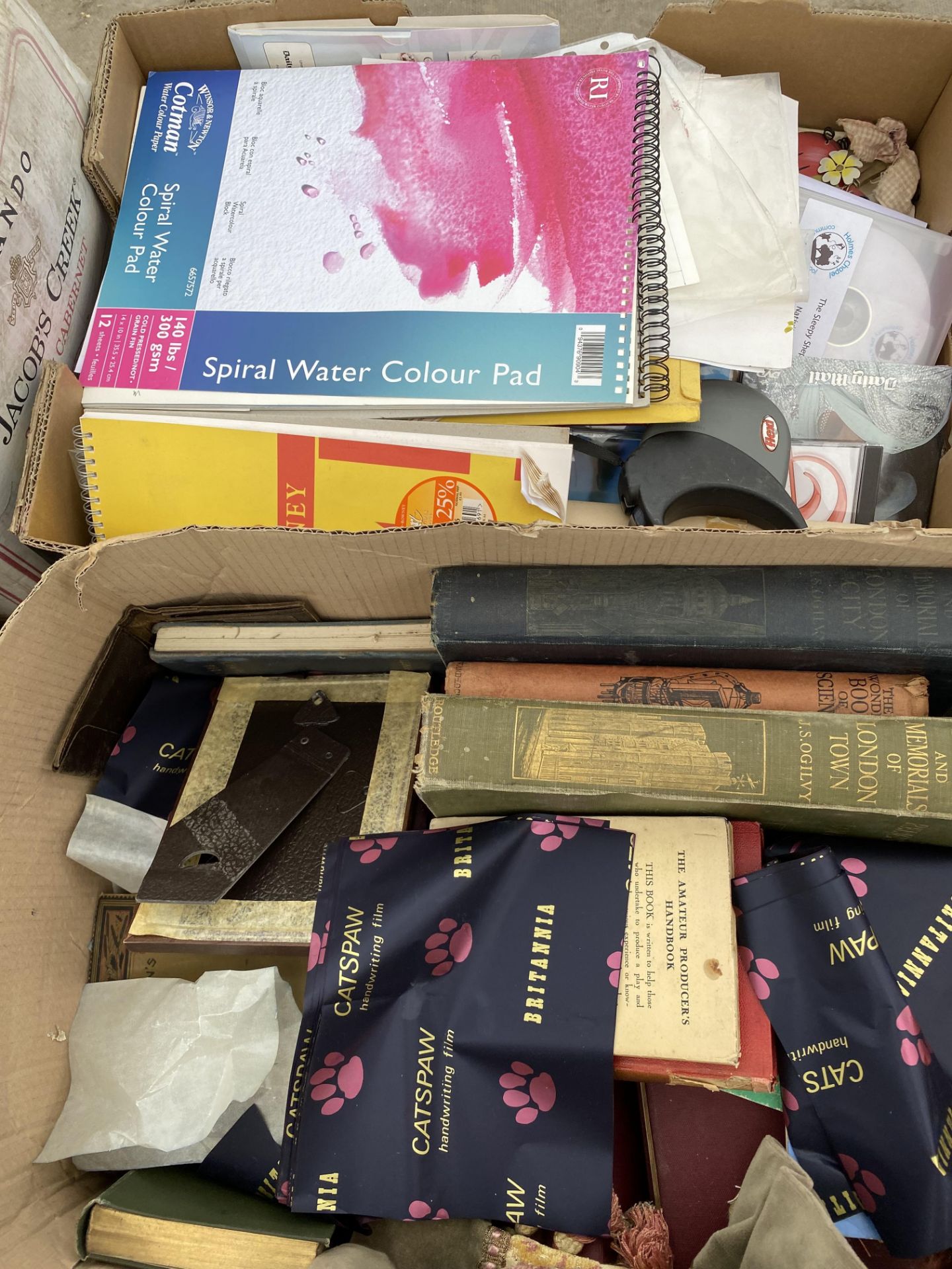 AN ASSORTMENT OF HOUSEHOLD CLEARANCE ITEMS TO INCLUDE CERAMICS AND BOOKS - Image 7 of 9