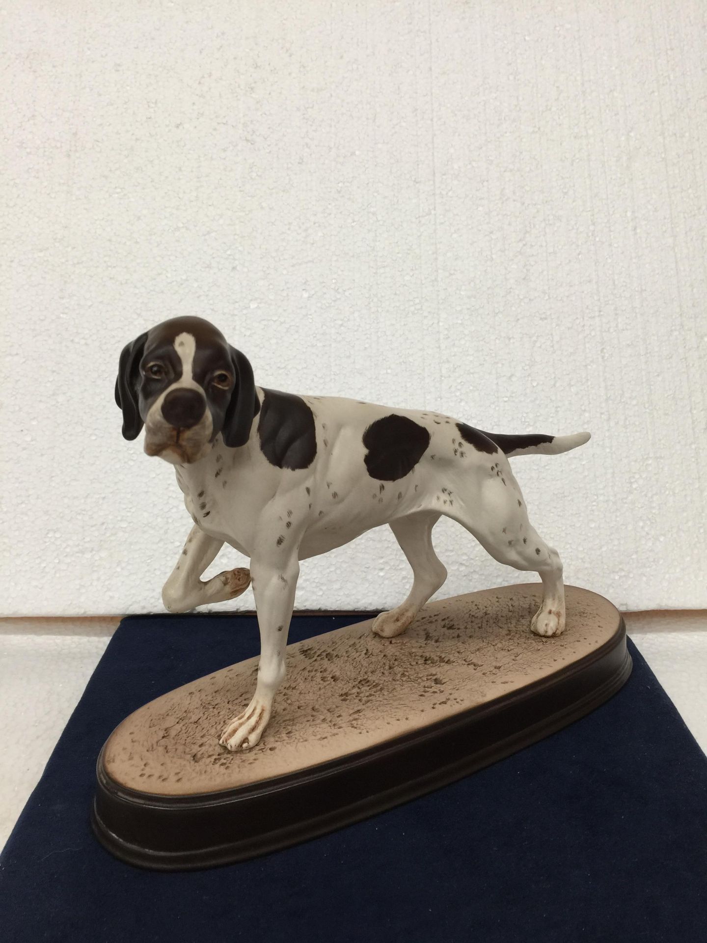 A BESWICK POINTER DOG ON A PLINTH HEIGHT 21CM, LENGTH 29CM - Image 2 of 7