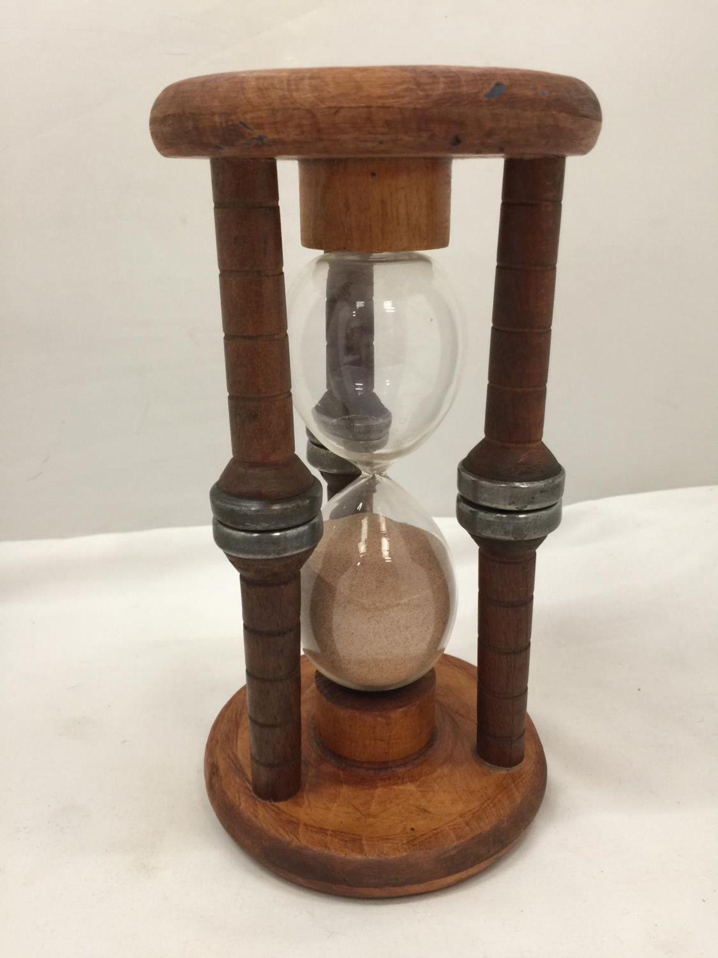 A LARGE VINTAGE WOODEN HOURGLASS HEIGHT 24CM - Image 3 of 3