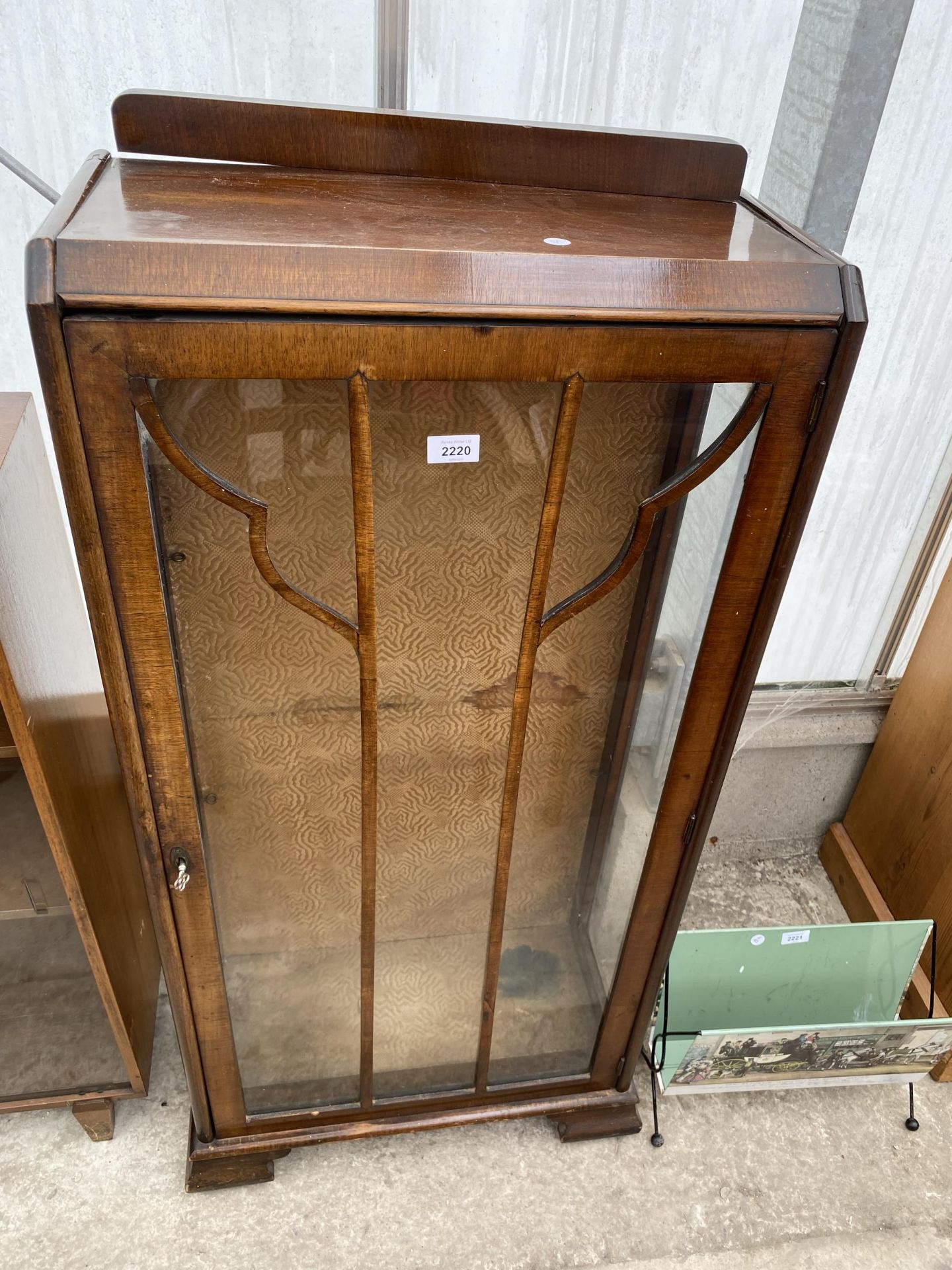 A MID 20TH CENTURY WALNUT CHINA CABINET, 22" WIDE