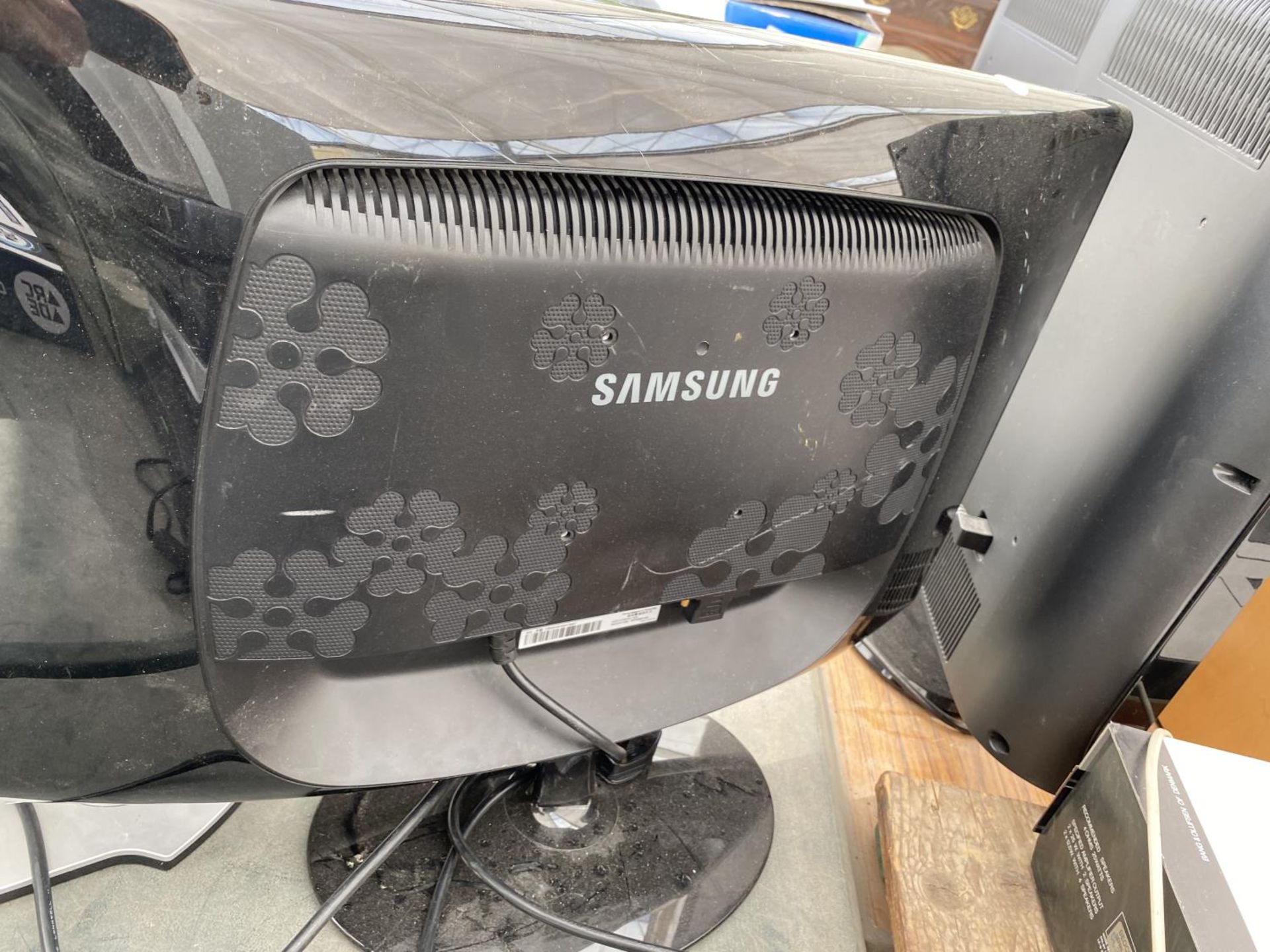 A SAMSUNG TELEVISION AND A DELL MONITOR - Image 5 of 5