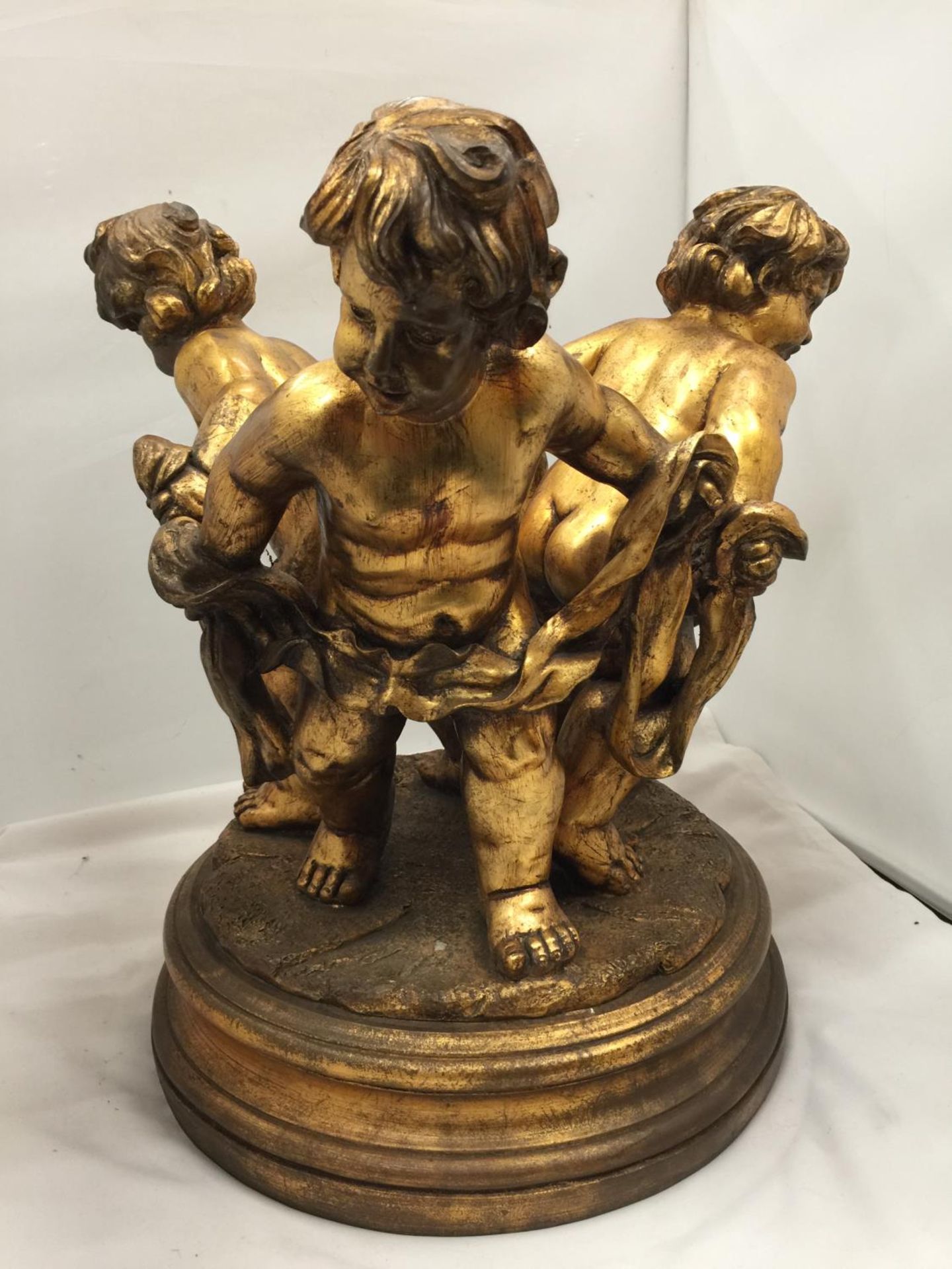 A LARGE GILT COLOURED CHERUBS STAND HEIGHT 44CM, DIAMETER APPROX 34CM - Image 4 of 5