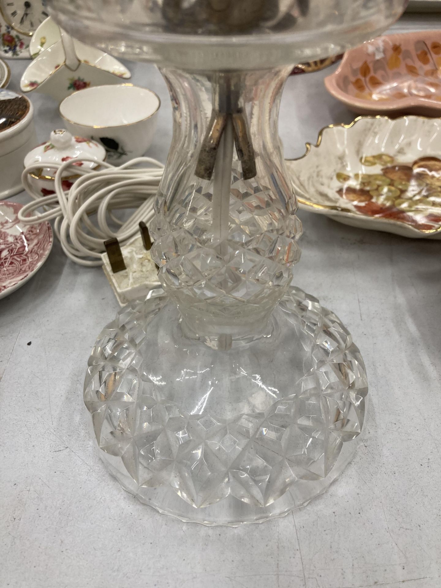 A VINTAGE CUT GLASS MUSHROOM LAMP HEIGHT 32CM - Image 6 of 6