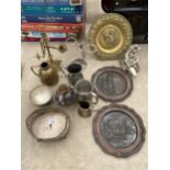 AN ASSORTMENT OF METALWARE ITEMS TO INCLUDE LAMPS, CHARGERS AND TANKARDS ETC