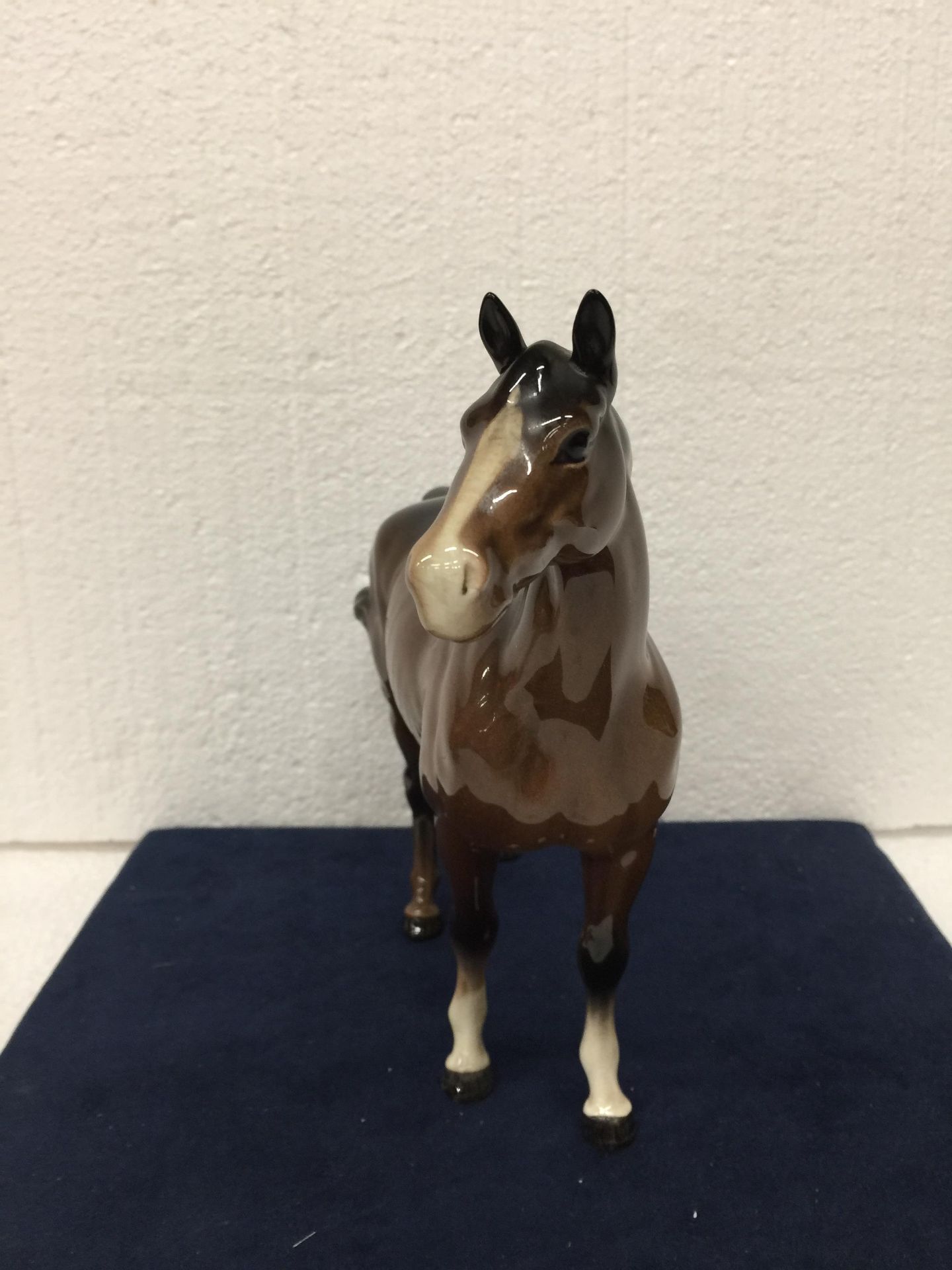 A VINTAGE BESWICK GLOSS BAY HORSE WITH WHITE BLAZE AND A BLACK TAIL AND MANE AND TWO FRONT WHITE - Image 3 of 7