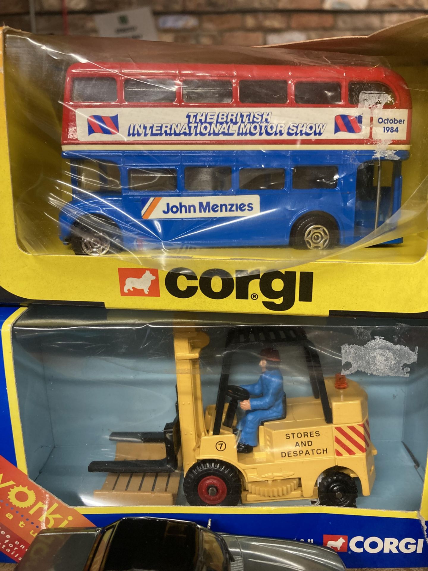 TWO BOXED CORGI MODELS - A FORKLIFT TRUCK AND A BUS, A TEXACO AND ESSO MUG PLUS FIVE DIECAST CARS - Image 4 of 10