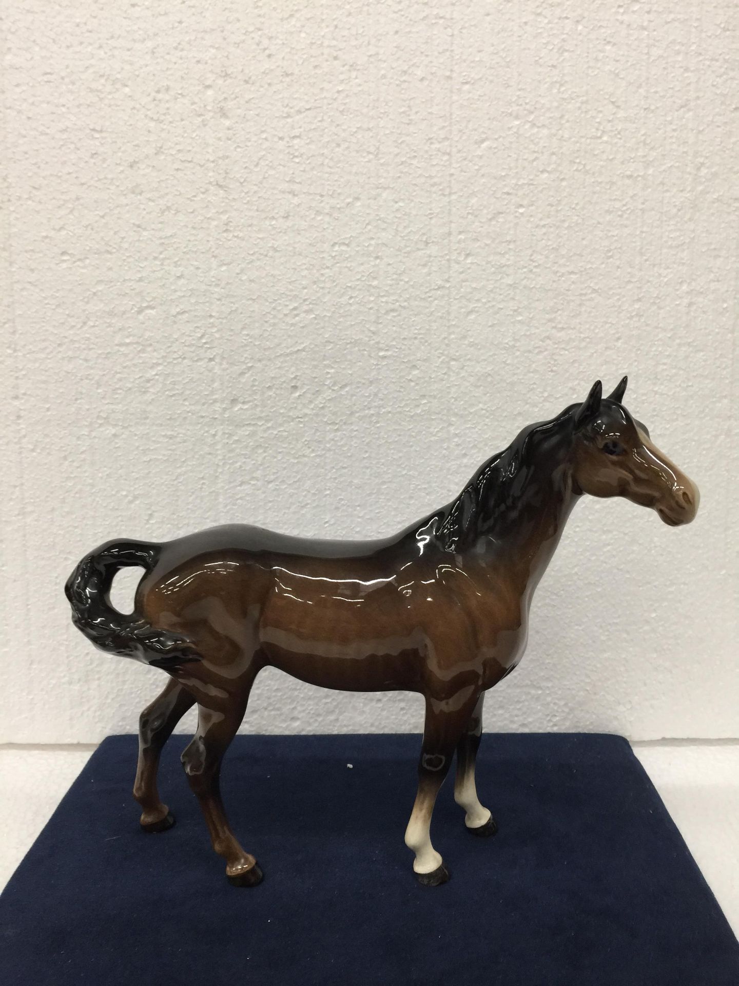 A VINTAGE BESWICK GLOSS BAY HORSE WITH WHITE BLAZE AND A BLACK TAIL AND MANE AND TWO FRONT WHITE - Image 4 of 7