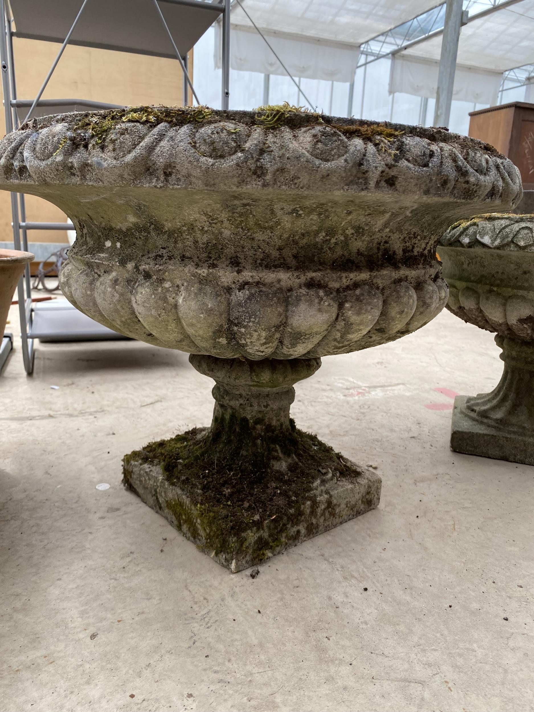 A LARGE RECONSTITUTED STONE URN PLANTER - Image 2 of 5