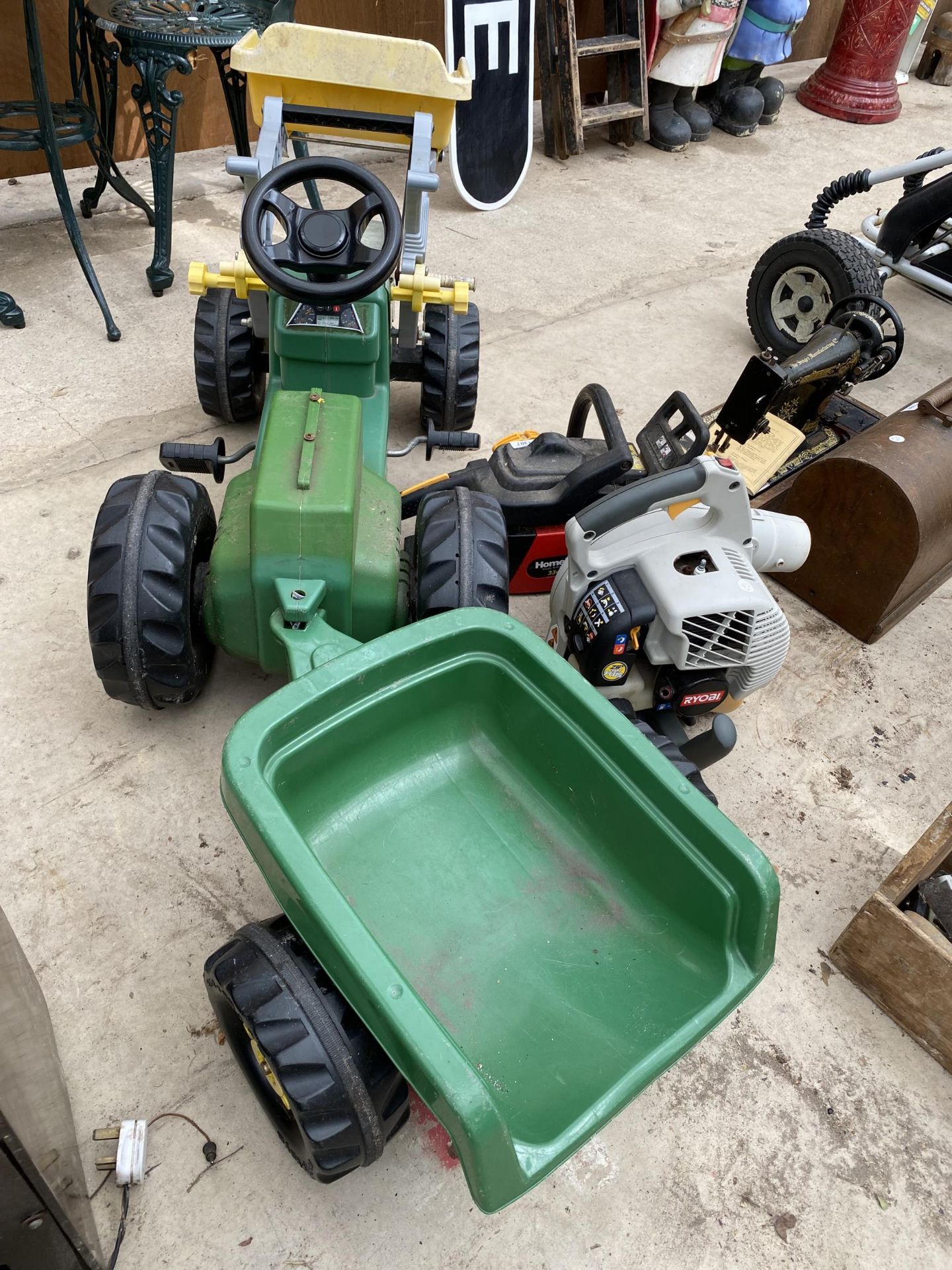 A PLASTIC JOHN DEERE PEDAL TRACTOR WITH TRAILER - Image 4 of 6