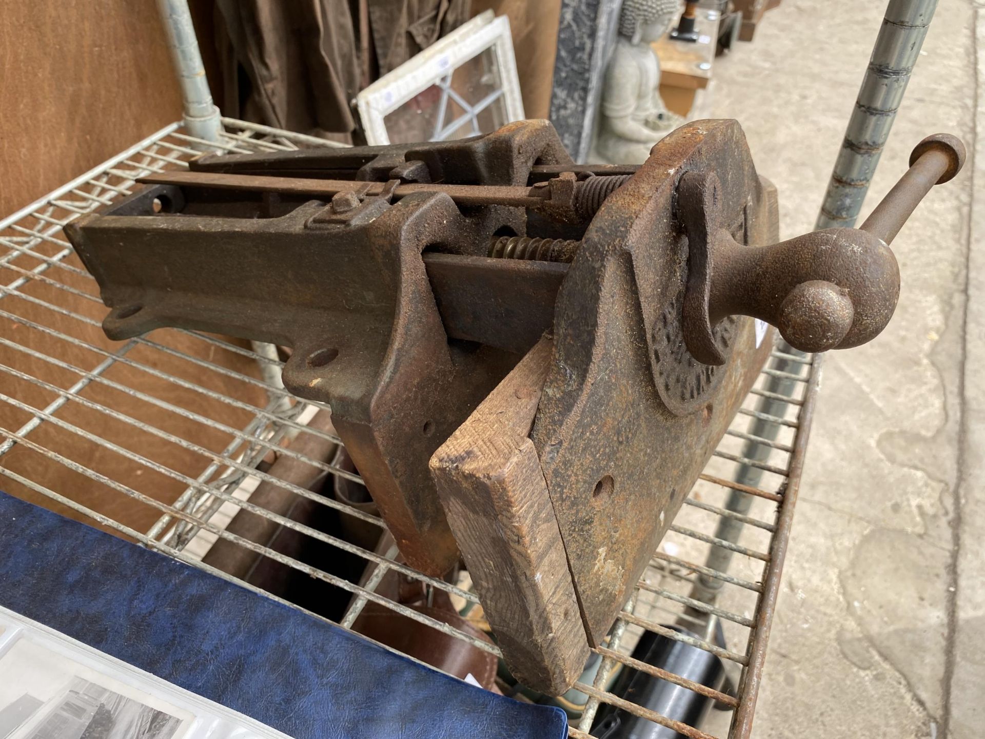 A VINTAGE PARKINSONS BENCH VICE - Image 2 of 5