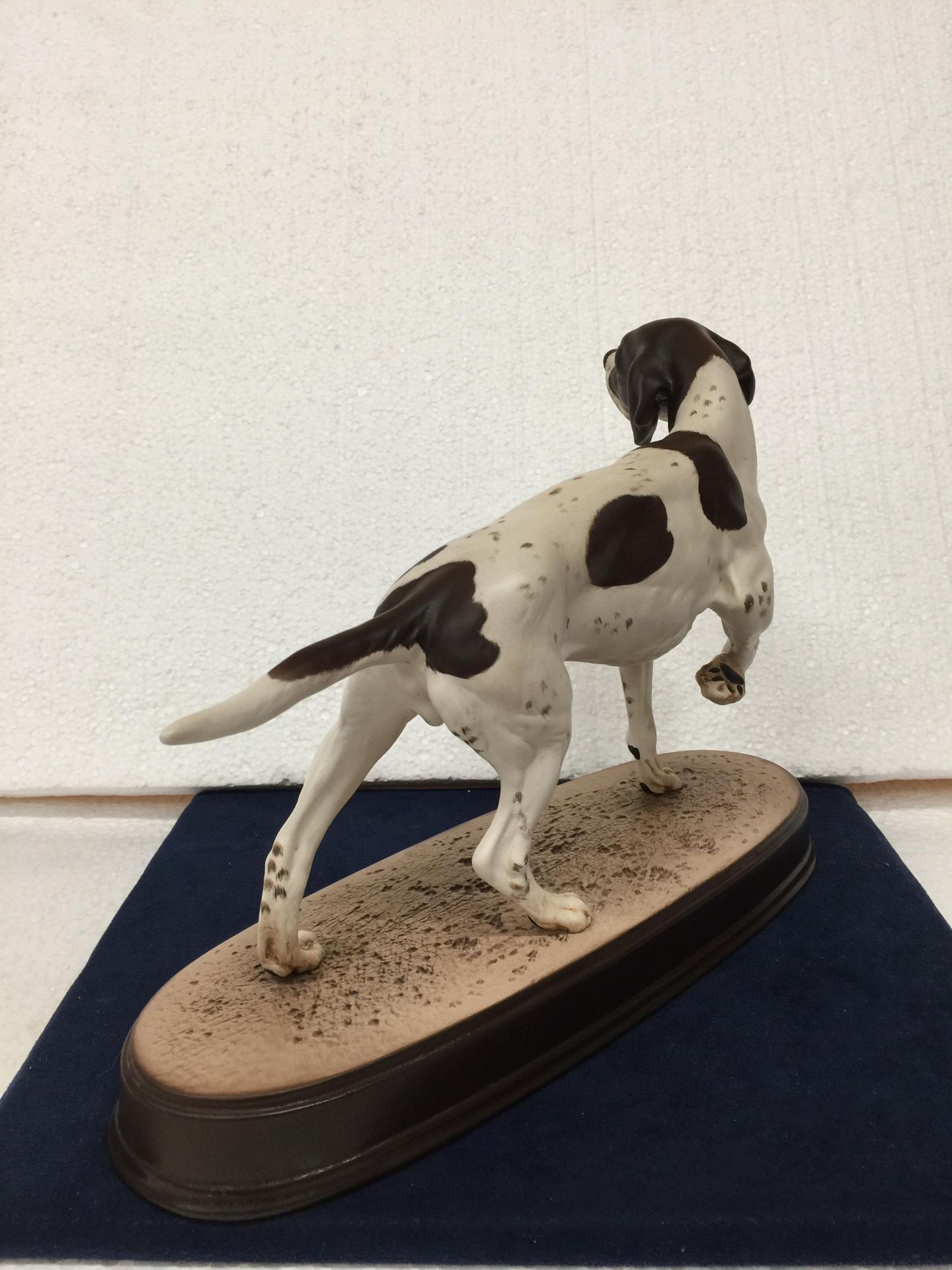 A BESWICK POINTER DOG ON A PLINTH HEIGHT 21CM, LENGTH 29CM - Image 6 of 7