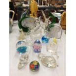 A LARGE QUANTITY OF GLASS PAPERWEIGHTS TO INCLUDE FISHES, SWANS, BIRDS, CAT, PIG, ELEPHANT, ETC -