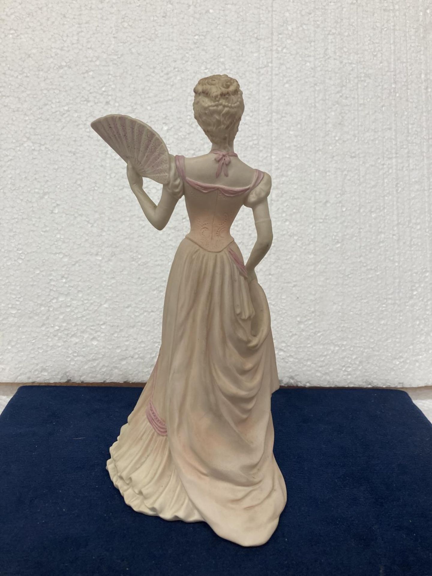 A COALPORT PORCELAIN FIGURINE FROM THE AGE OF ELEGANCE COLLECTION "EVENING AT THE OPERA" HAND - Image 5 of 8