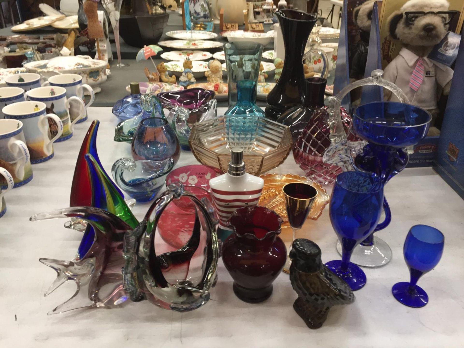 A LARGE QUANTITY OF COLOURED GLASSWARE TO INCLUDE MURANO AND MDINA STYLE, VASES, JUGS, BOWLS, - Image 13 of 21