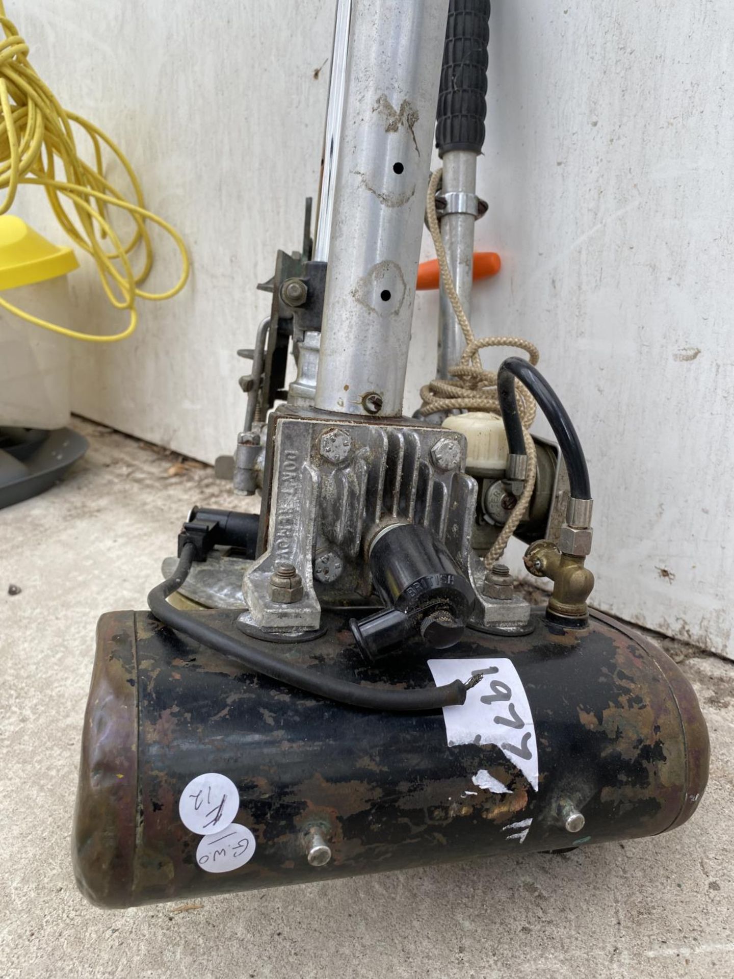 A VINTAGE SEAGULL OUTBOARD ENGINE BELIEVED IN WORKING ORDER BUT NO WARRANTY - Image 5 of 5