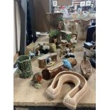 A QUANTITY OF WADE AND HORNSEA POTTERY ITEMS TO INCLUDE AVIKING BOAT, PLANTERS, VASES, JUGS, ETC