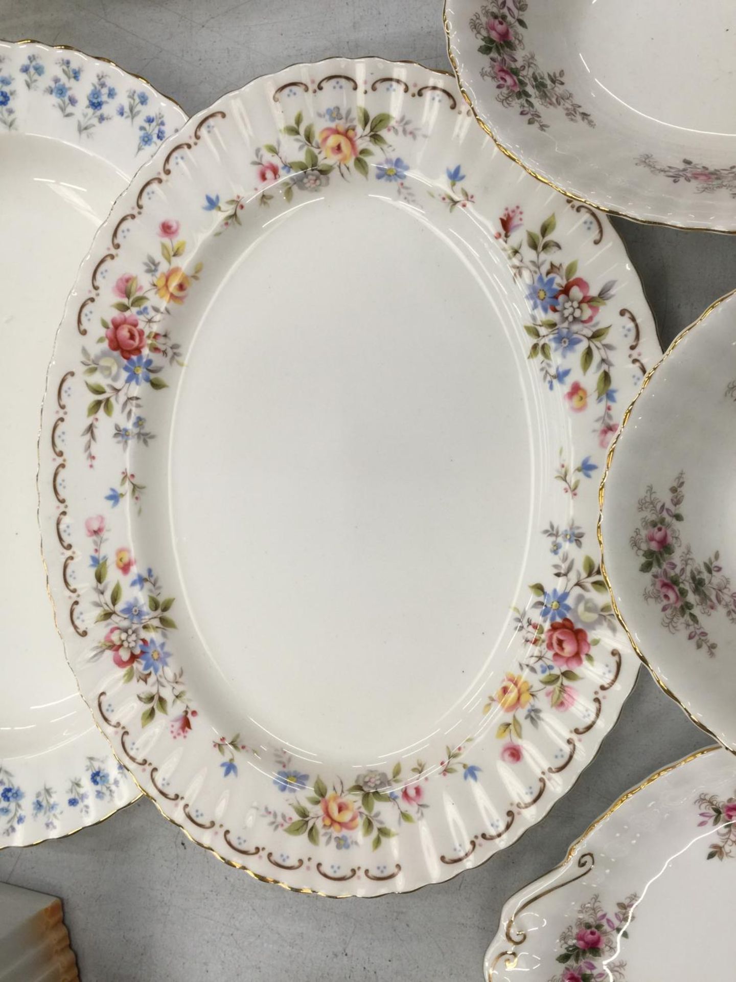 A ROYAL ALBERT 'LAVENDER ROSE' SERVING PLATE, SANDWICH PLATE AND SERVING BOWLS, PLUS A 'JUBILEE - Image 4 of 9