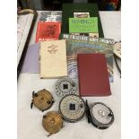A QUANTITY OF FISHING REELS TO INCLUDE BRASS AND HARDY BROS 'THE GEM' PLUS A NUMBER OF BOOKS TO