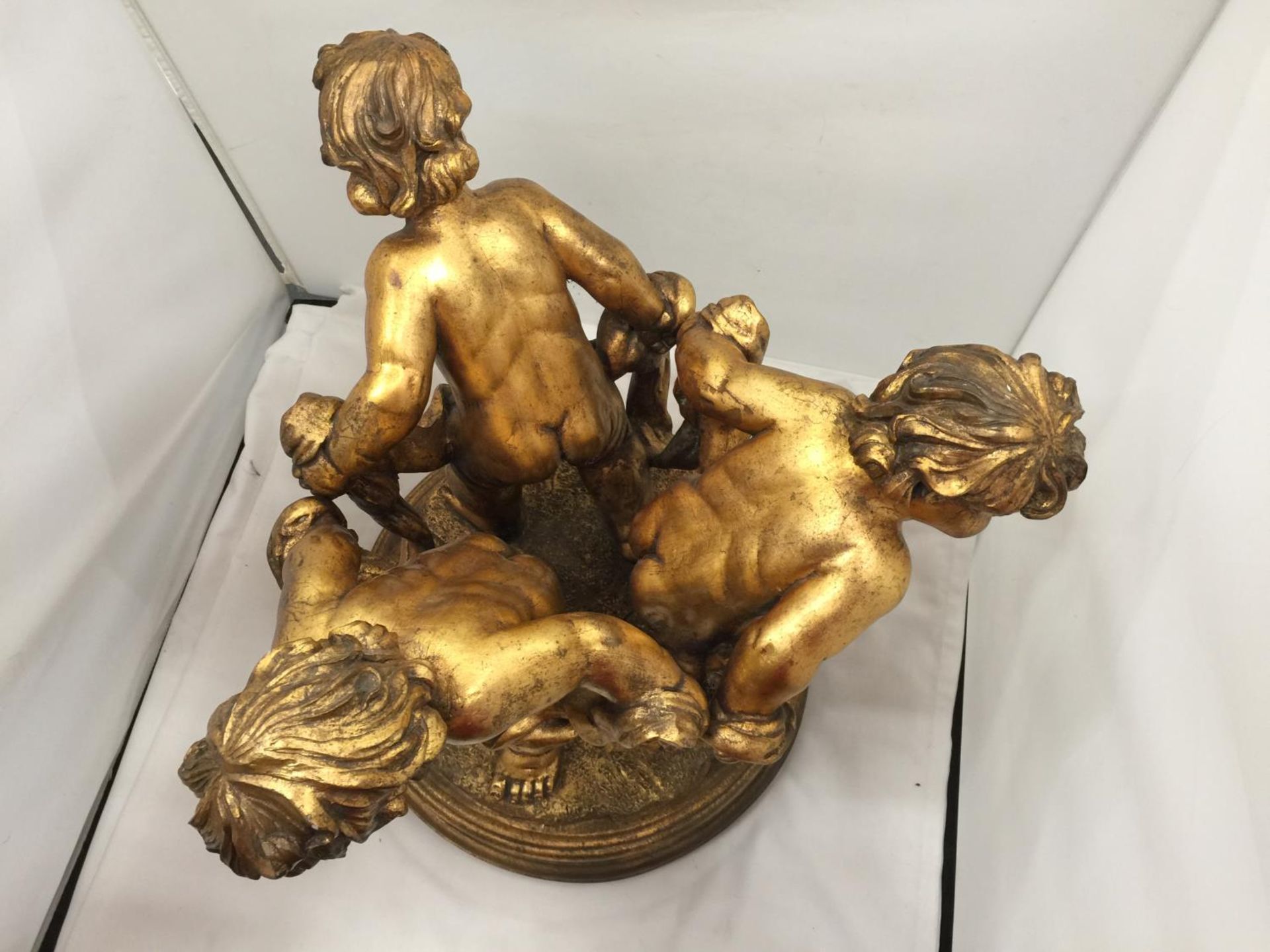 A LARGE GILT COLOURED CHERUBS STAND HEIGHT 44CM, DIAMETER APPROX 34CM - Image 5 of 5