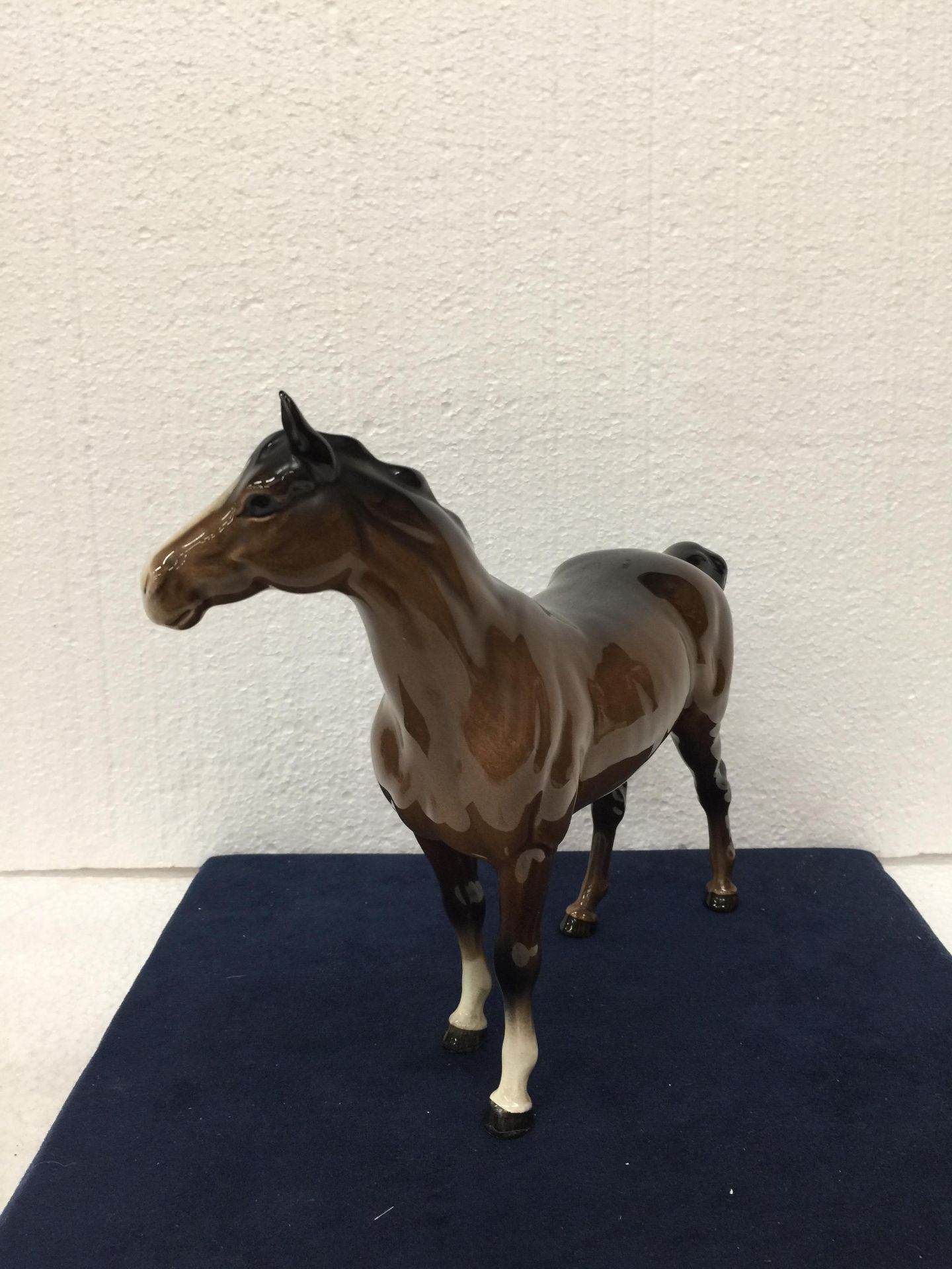 A VINTAGE BESWICK GLOSS BAY HORSE WITH WHITE BLAZE AND A BLACK TAIL AND MANE AND TWO FRONT WHITE - Image 2 of 7