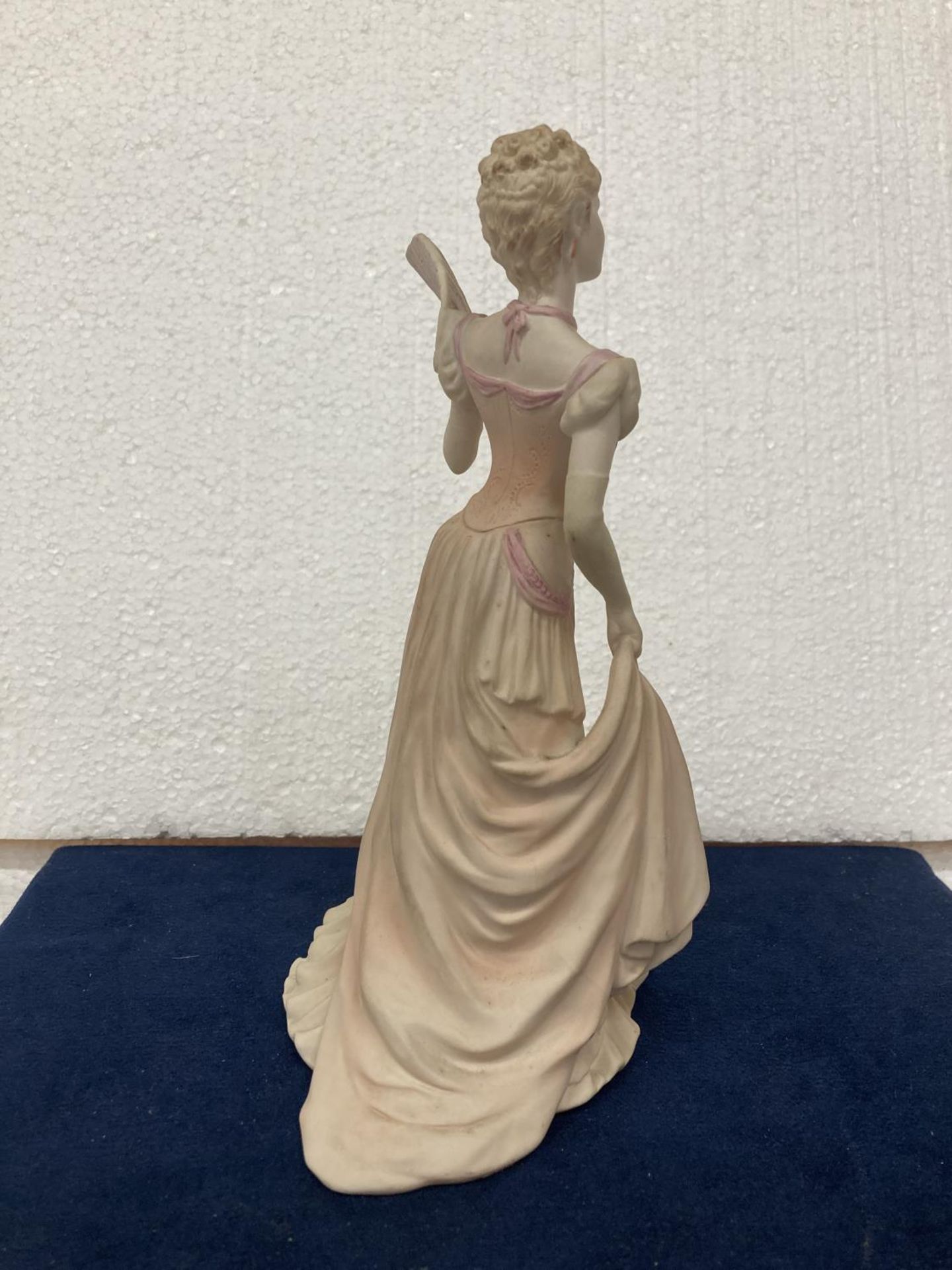 A COALPORT PORCELAIN FIGURINE FROM THE AGE OF ELEGANCE COLLECTION "EVENING AT THE OPERA" HAND - Image 4 of 8