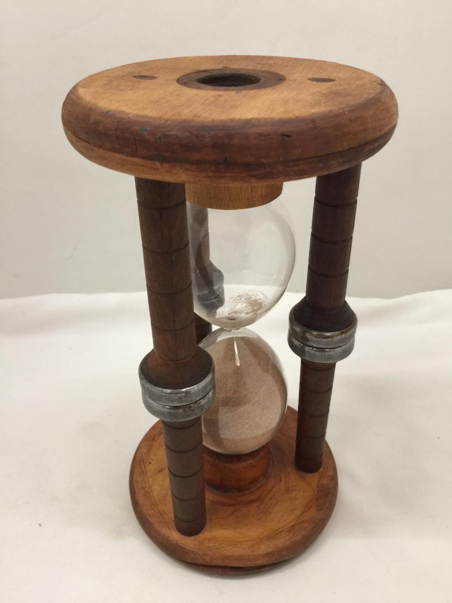 A LARGE VINTAGE WOODEN HOURGLASS HEIGHT 24CM