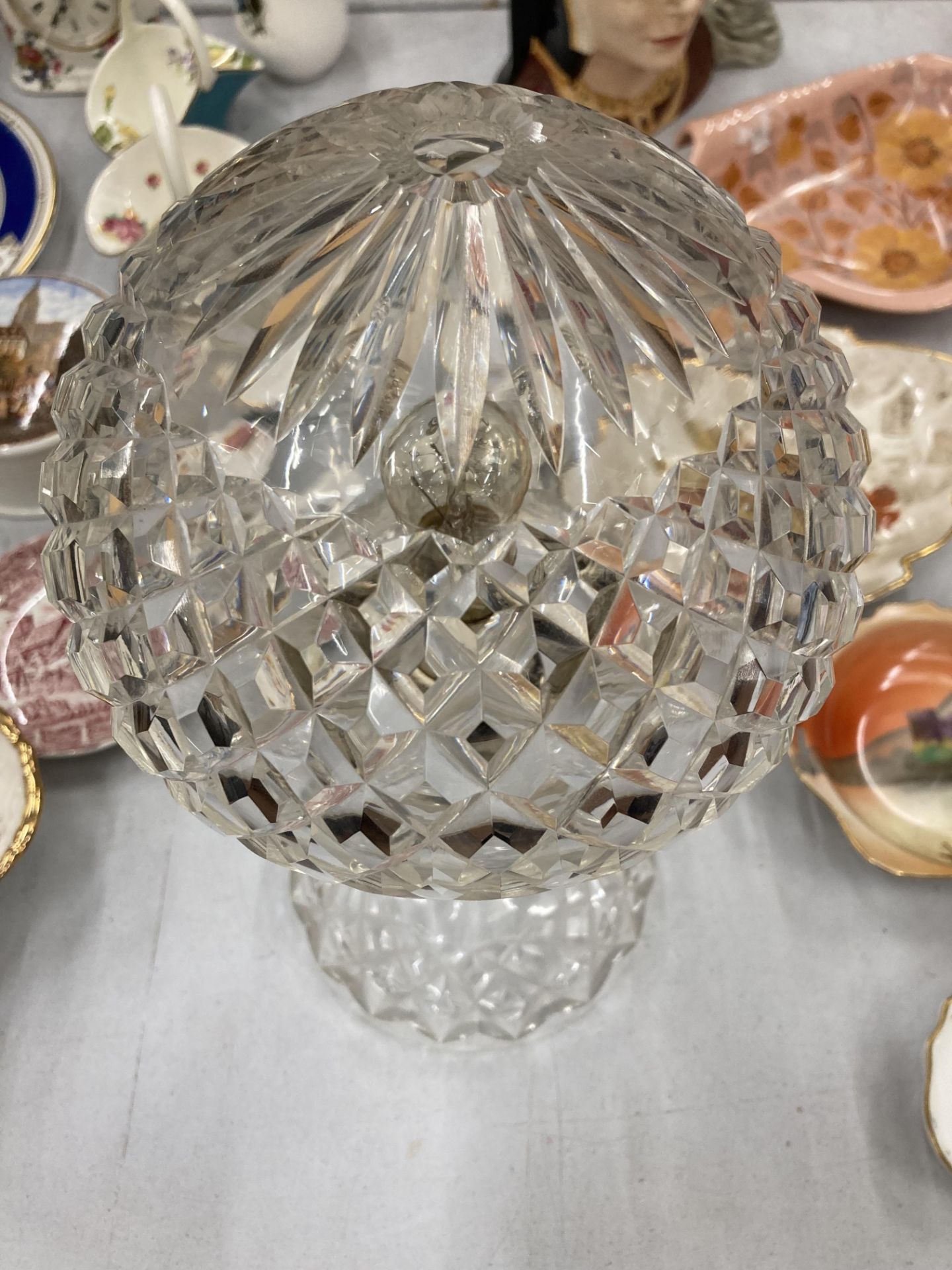 A VINTAGE CUT GLASS MUSHROOM LAMP HEIGHT 32CM - Image 4 of 6