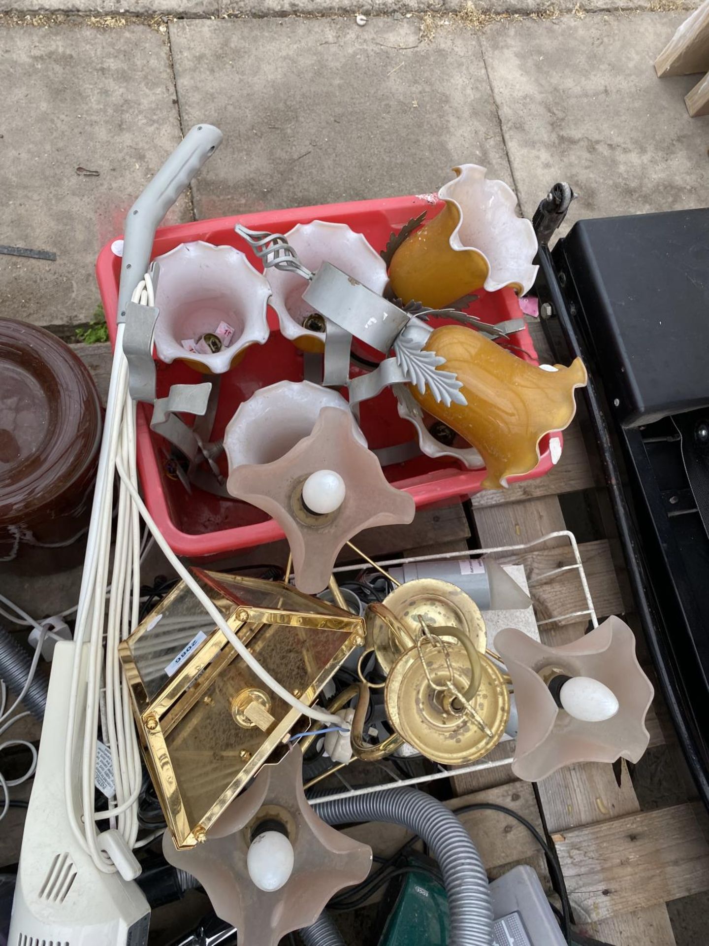 AN ASSORTMENT OF HOUSEHOLD CLEARANCE ITEMS TO INCLUDE HOOVERS AND LIGHT FITTINGS - Image 6 of 12