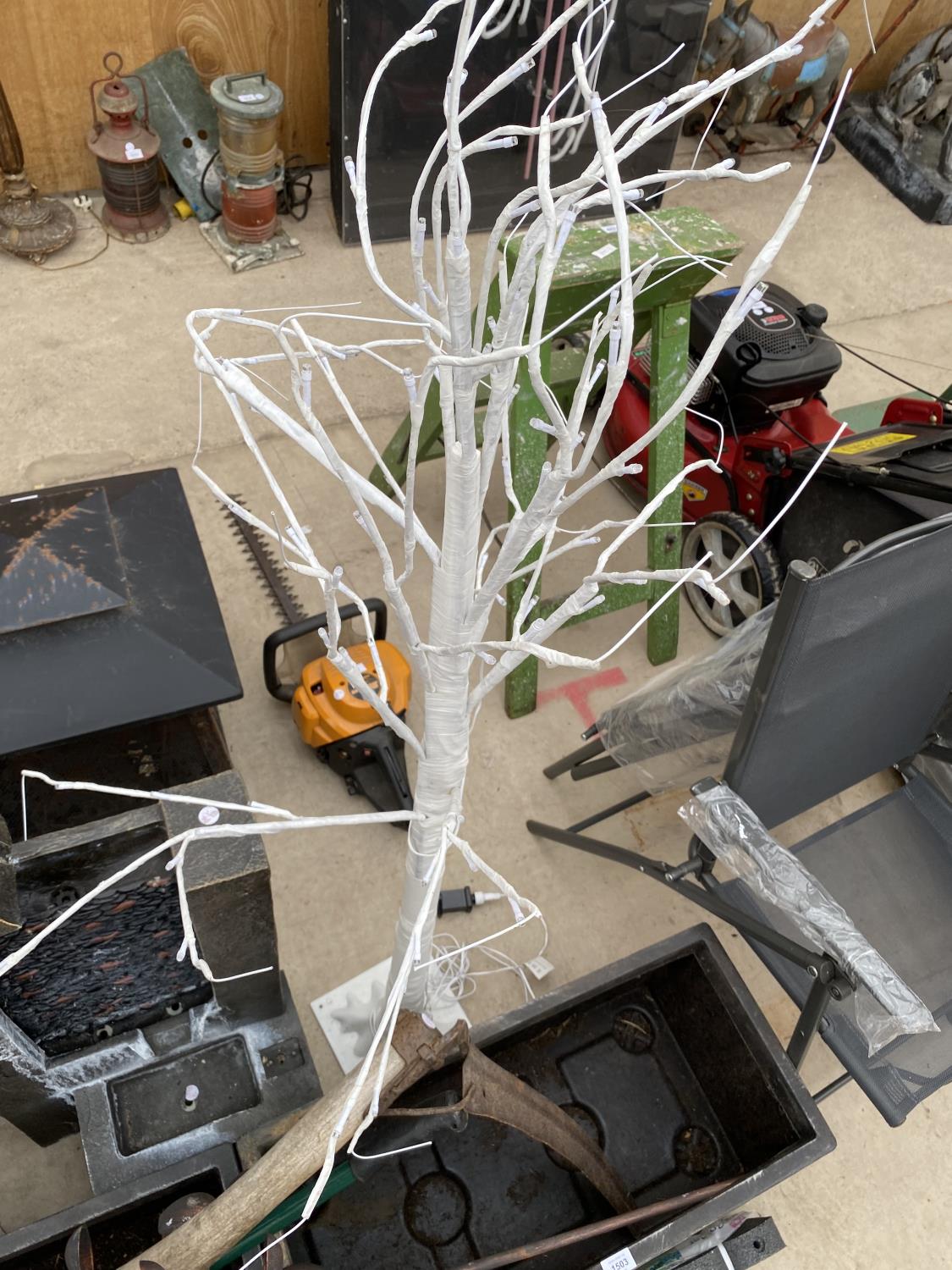 A LARGE ASSORTMENT OF GARDEN ITEMS TO INCLUDE TWO PLASTIC PLANTERS, A WATER FEATURE AND SHEARS ETC - Image 8 of 8