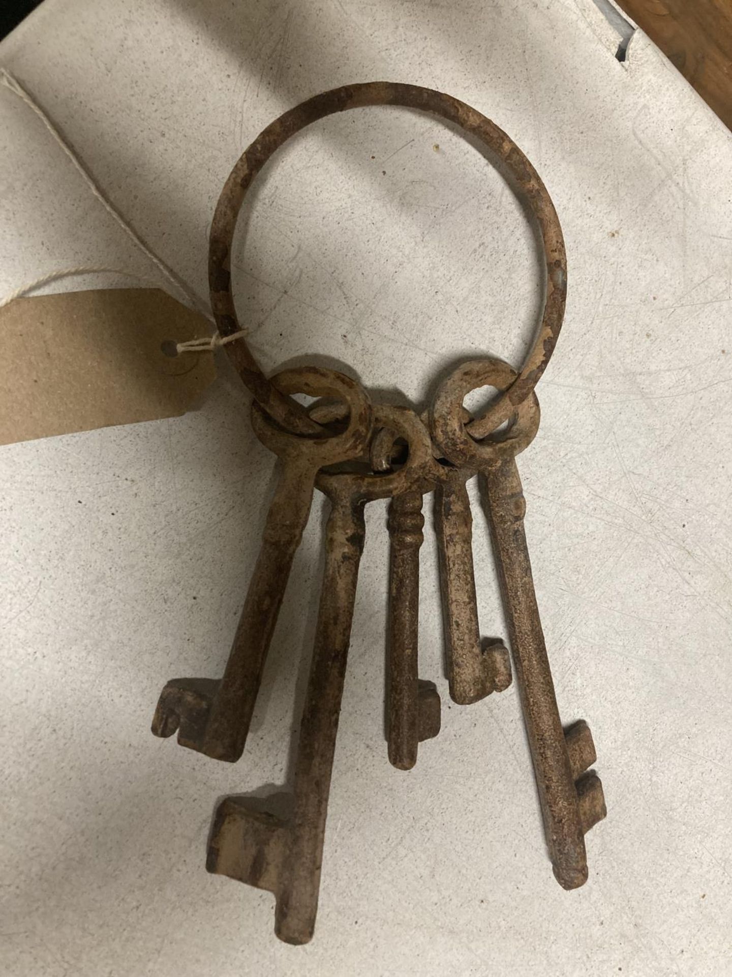 A LARGE SET OF VINTAGE KEYS