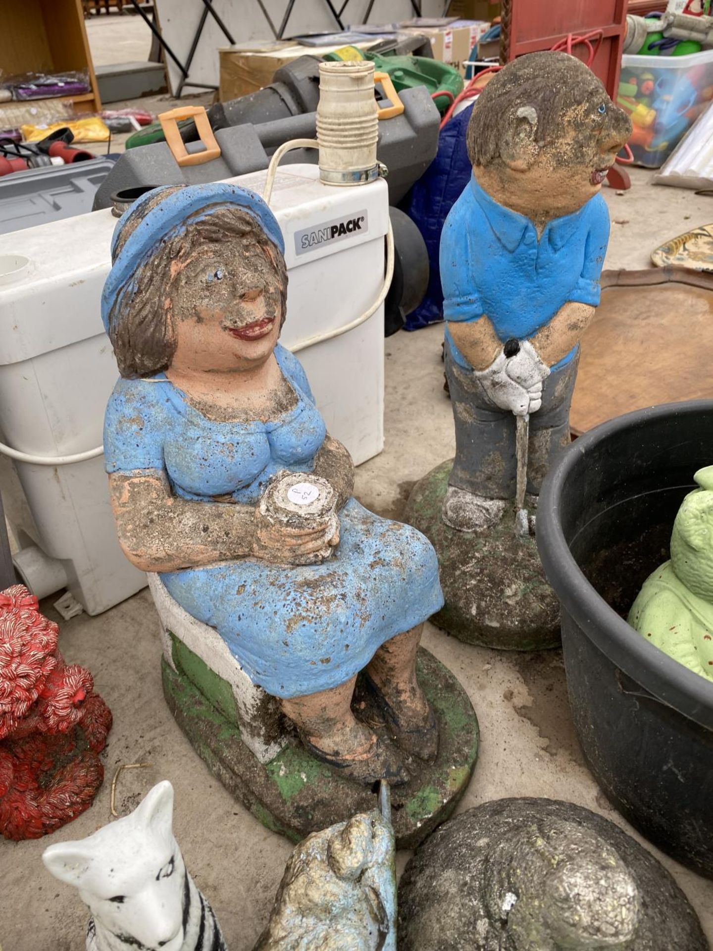 AN ASSORTMENT OF RECONSTITUTED STONE GARDEN FIGURES TO INCLUDE A GOLFER, BEARS AND FROGS ETC - Image 3 of 7